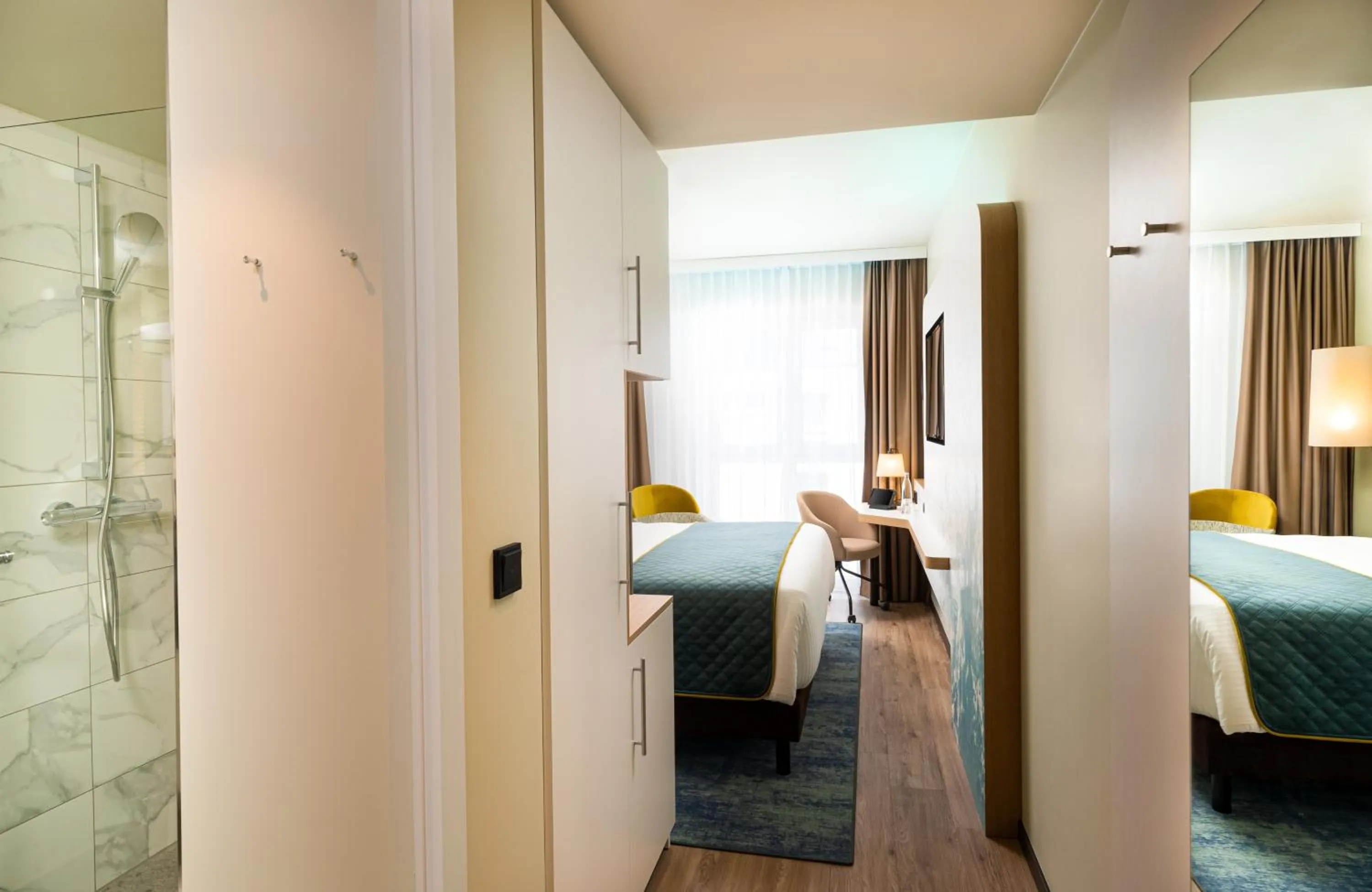 Bedroom, Bed in Leonardo Hotel Hamburg Altona