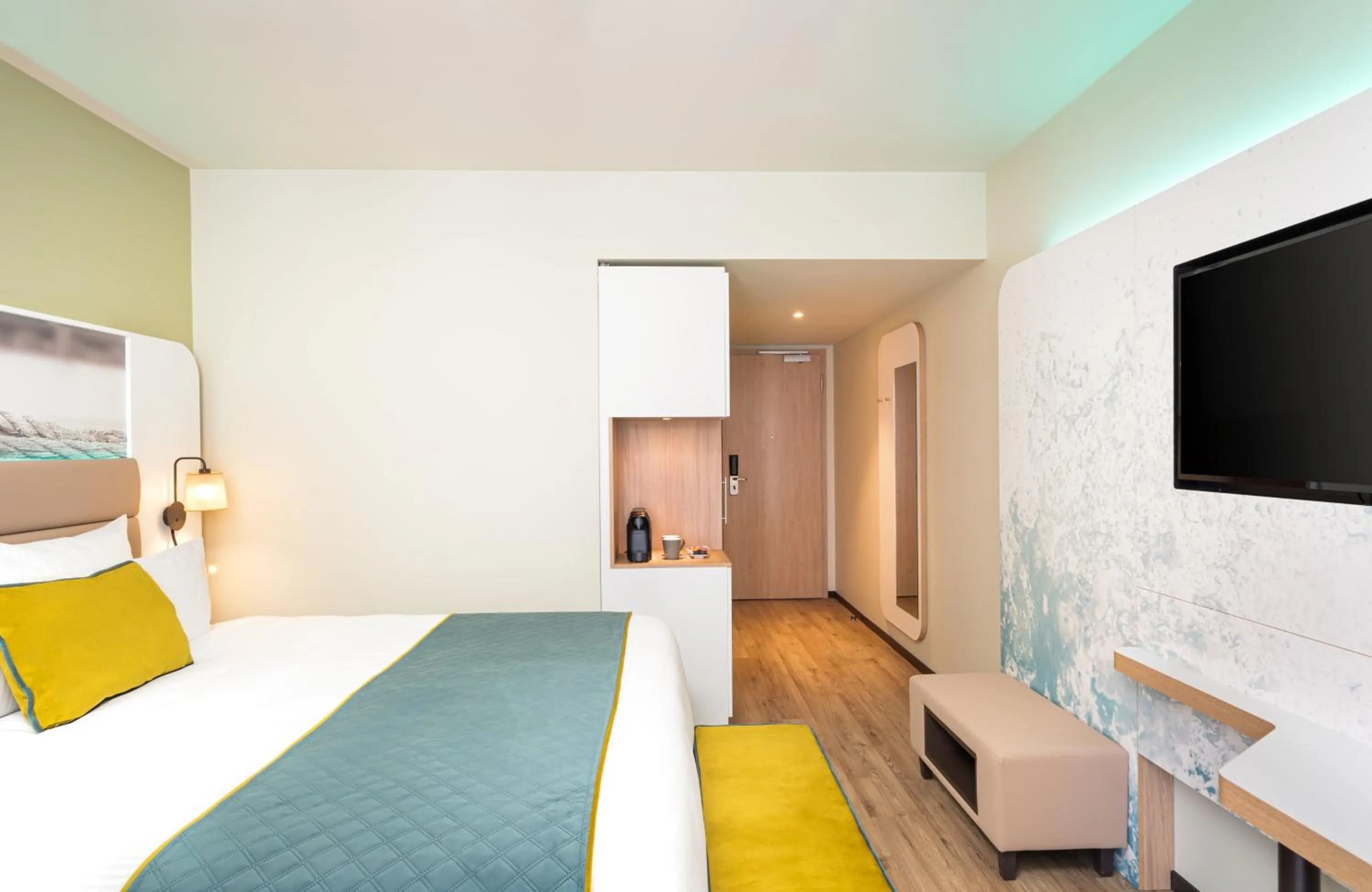 Photo of the whole room, Bed in Leonardo Hotel Hamburg Altona