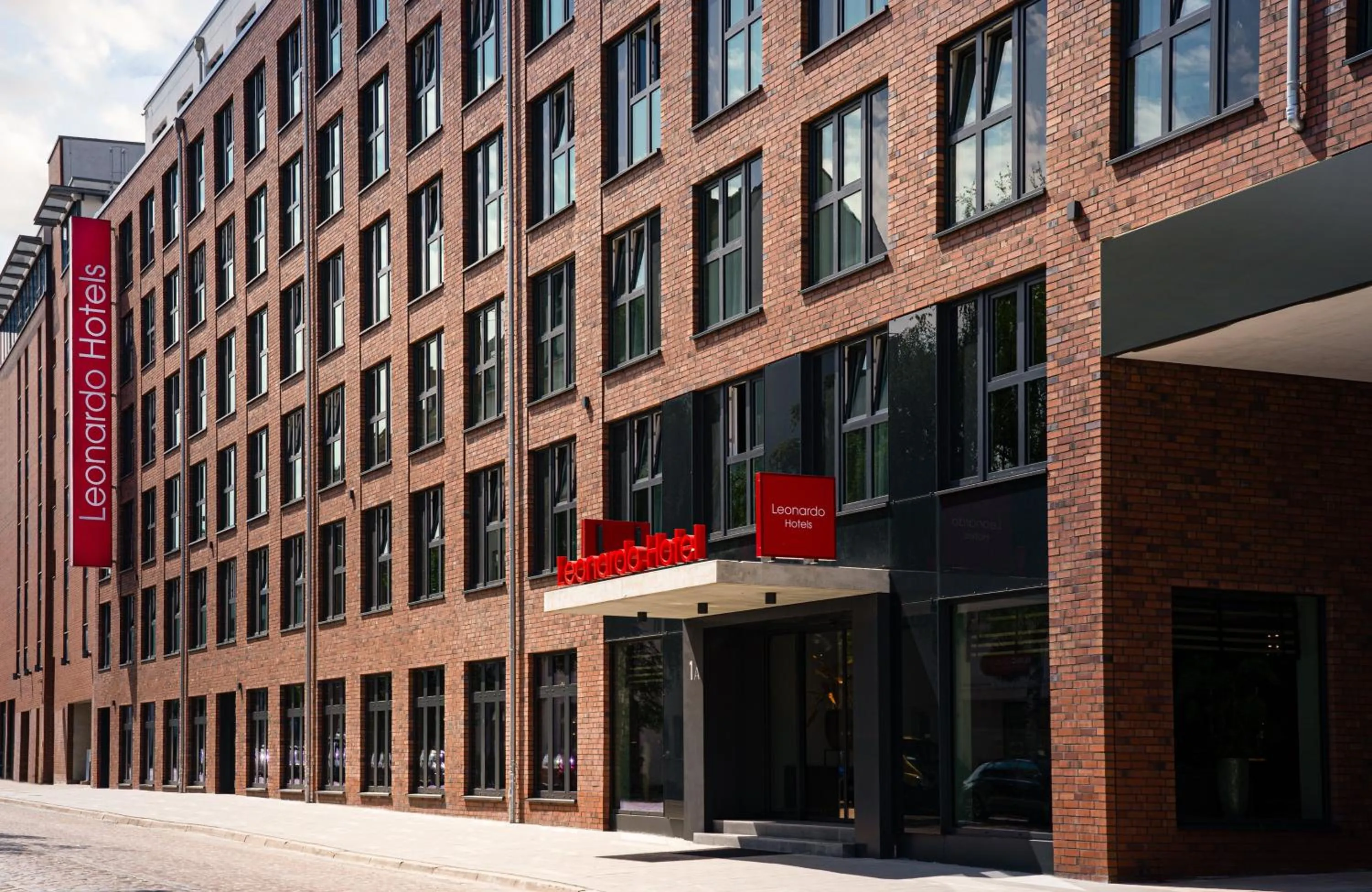 Property building in Leonardo Hotel Hamburg Altona
