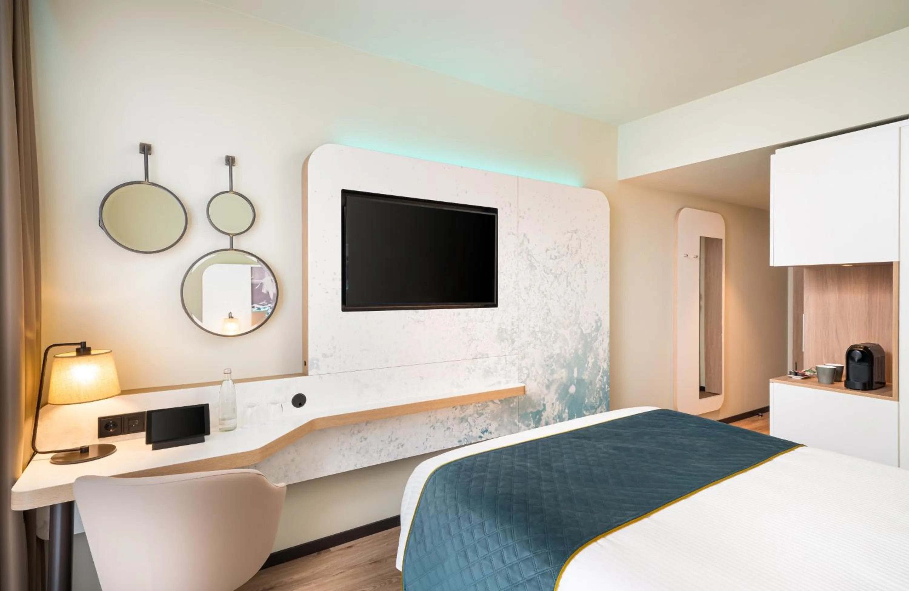 Photo of the whole room, Bed in Leonardo Hotel Hamburg Altona