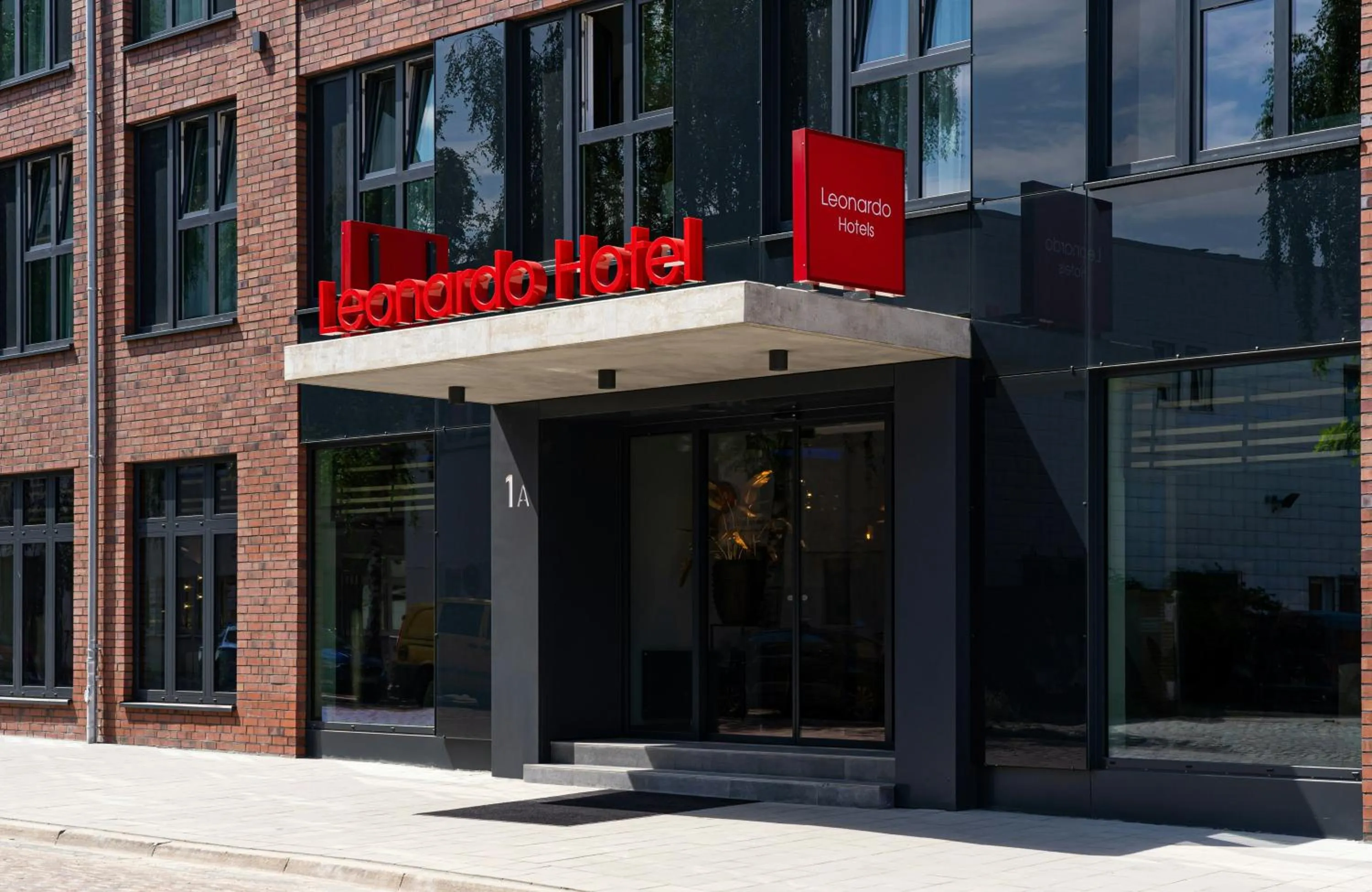 Facade/entrance in Leonardo Hotel Hamburg Altona