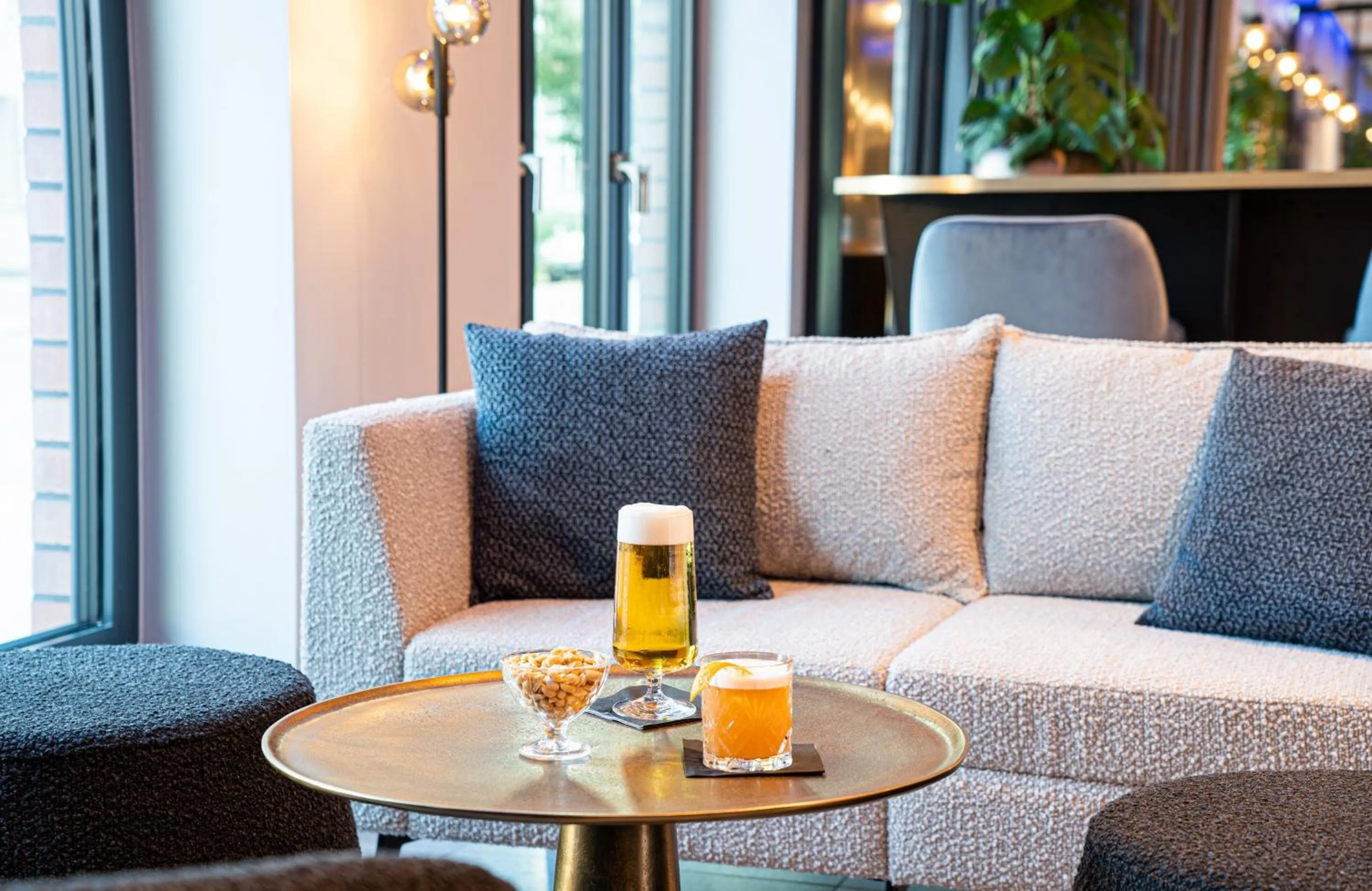 Lounge or bar in Leonardo Hotel Hamburg Altona