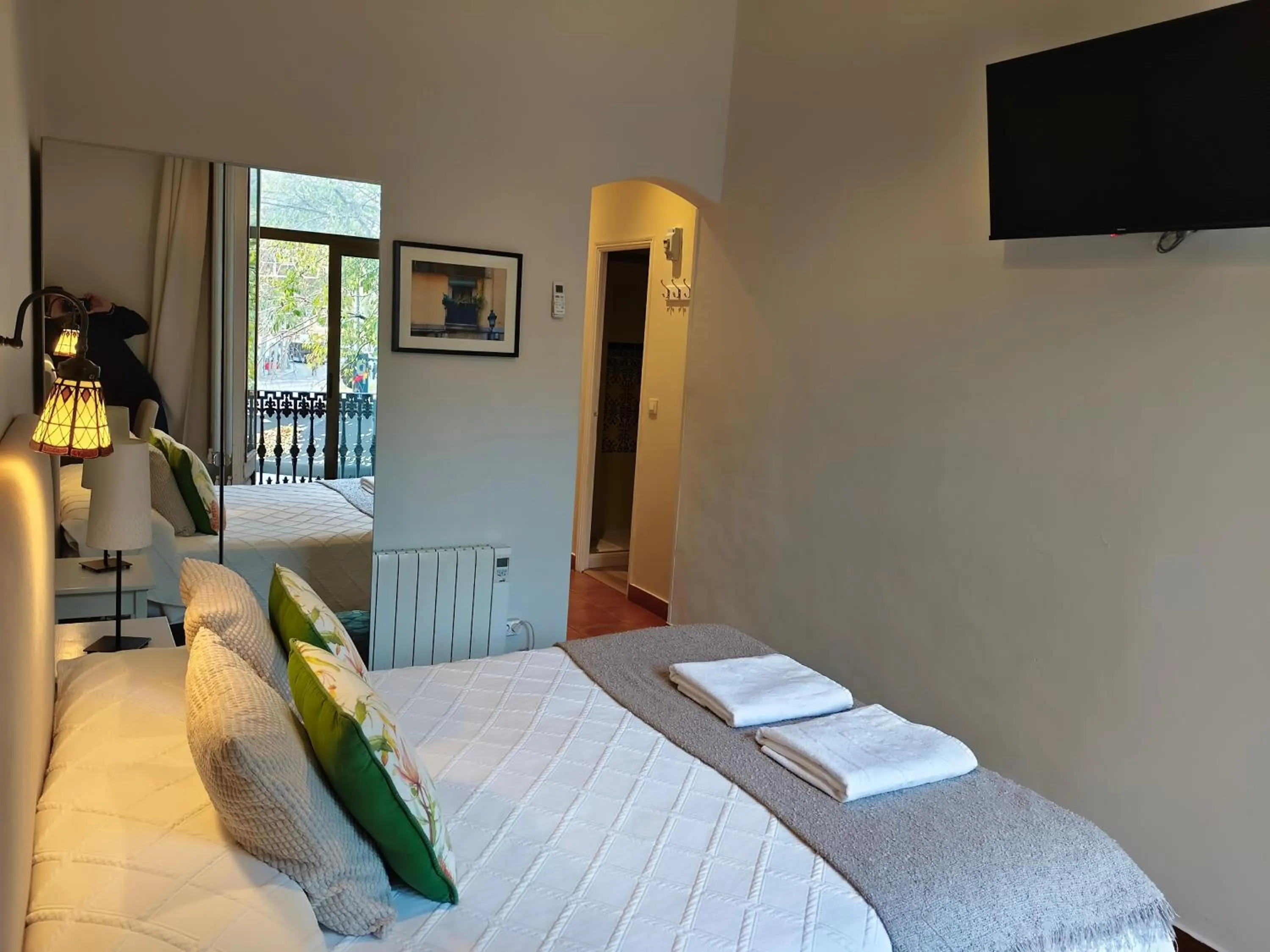 TV and multimedia, Bed in Casa Consell Bailen, Guest House