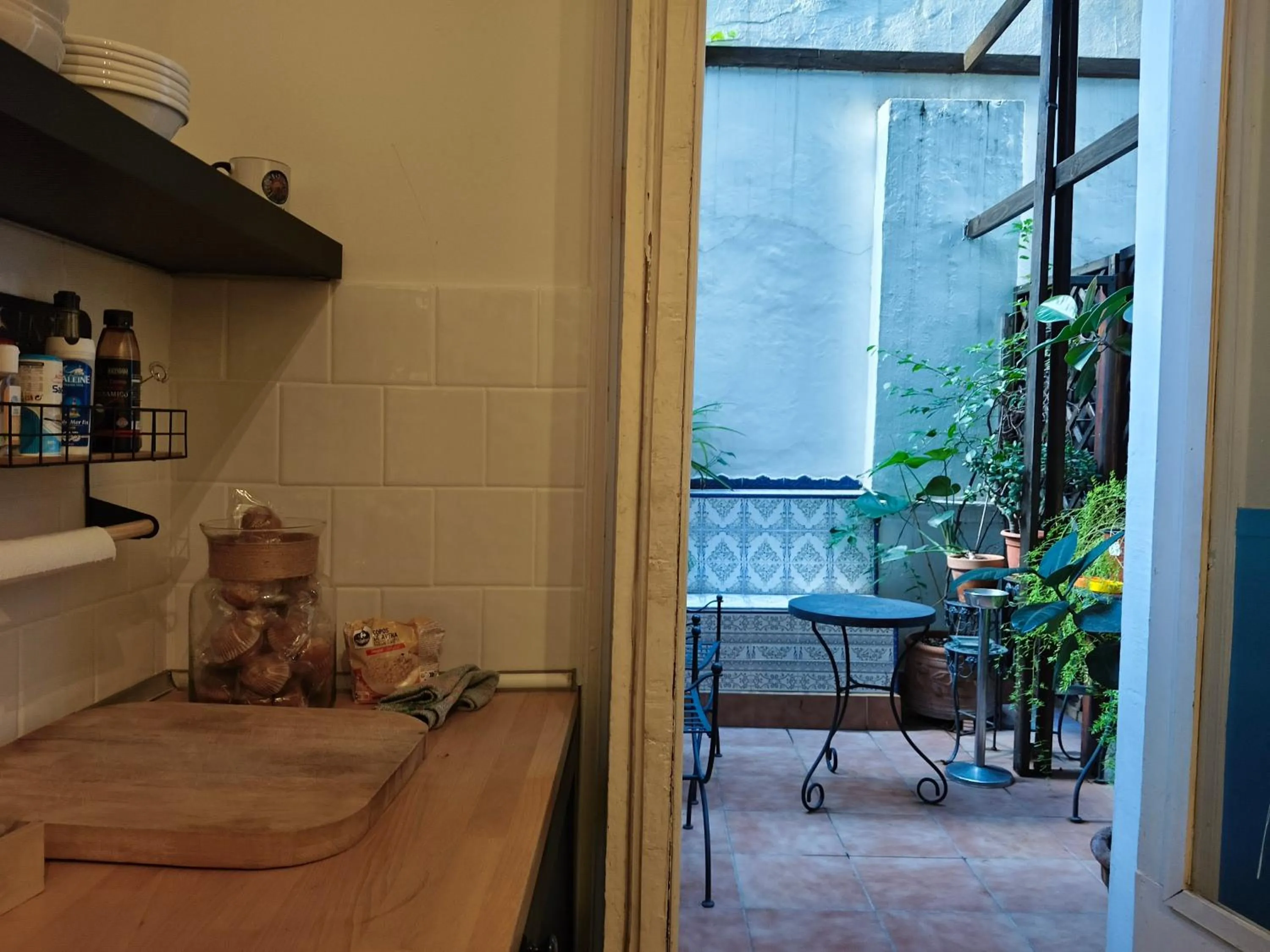 Communal kitchen in Casa Consell Bailen, Guest House