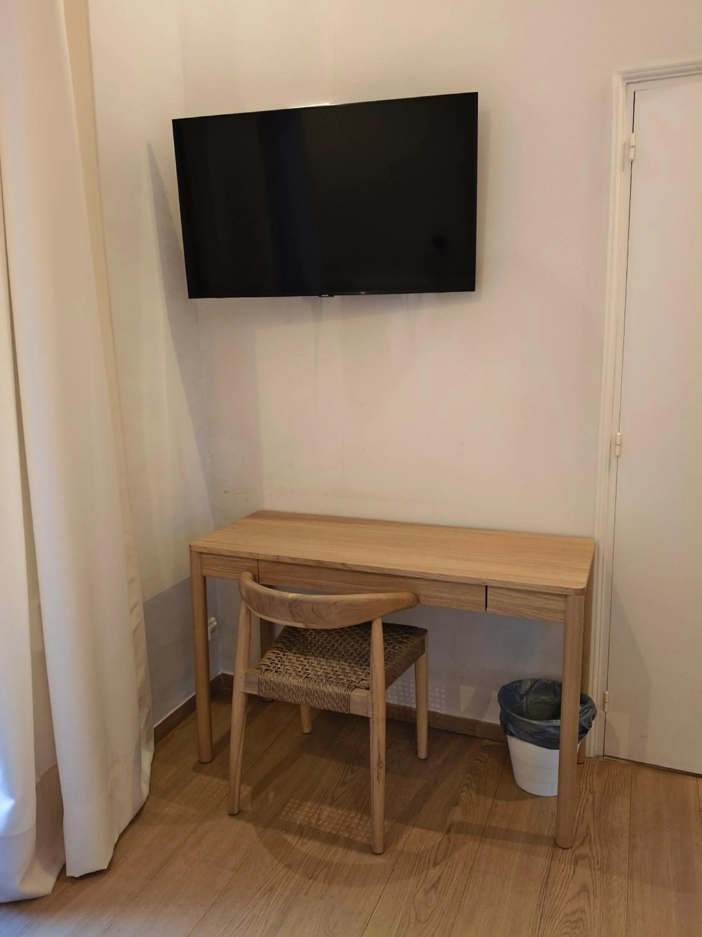 TV and multimedia in Casa Consell Bailen, Guest House