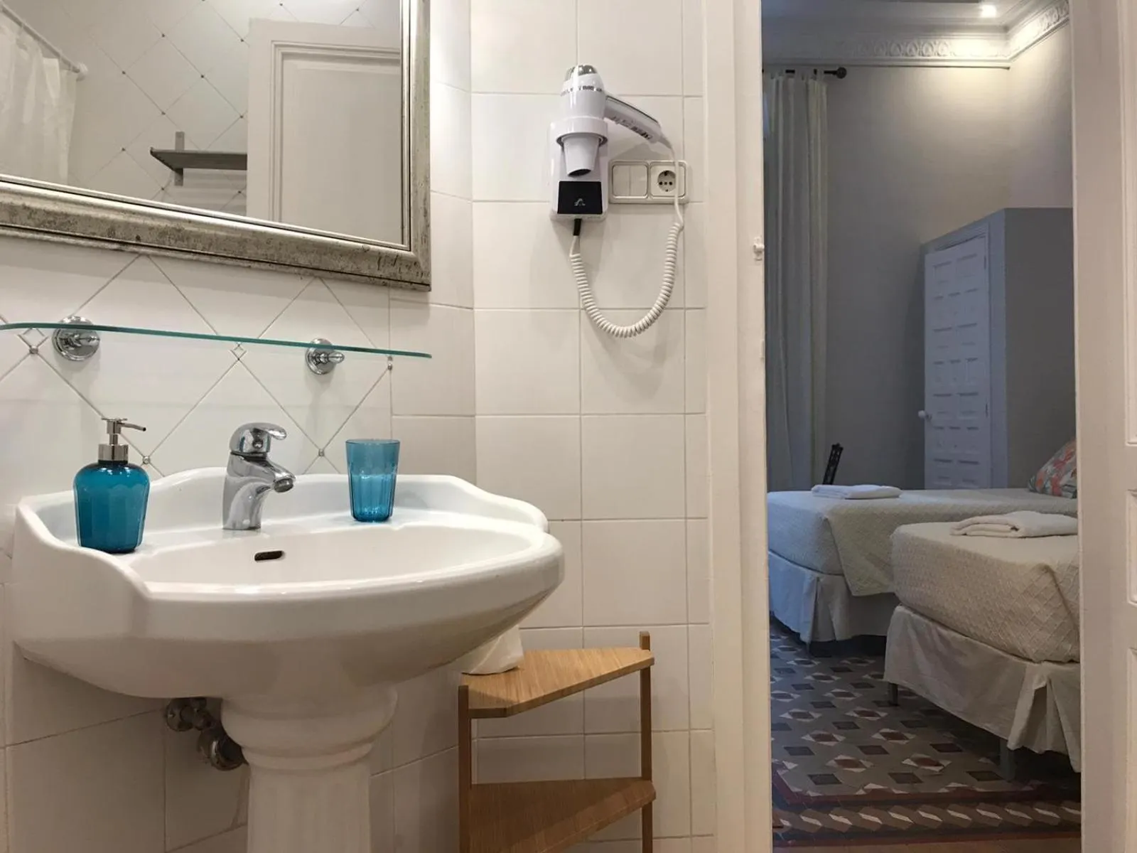 Bathroom, Bed in Casa Consell Bailen, Guest House