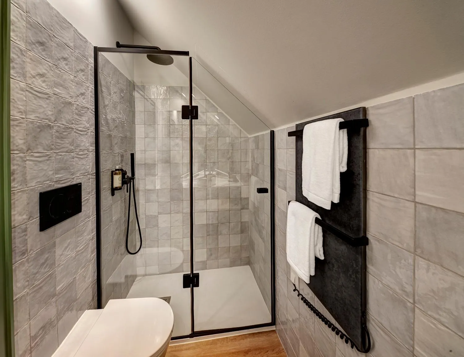 Toilet in Sintra Green Chalet Bed & Breakfast