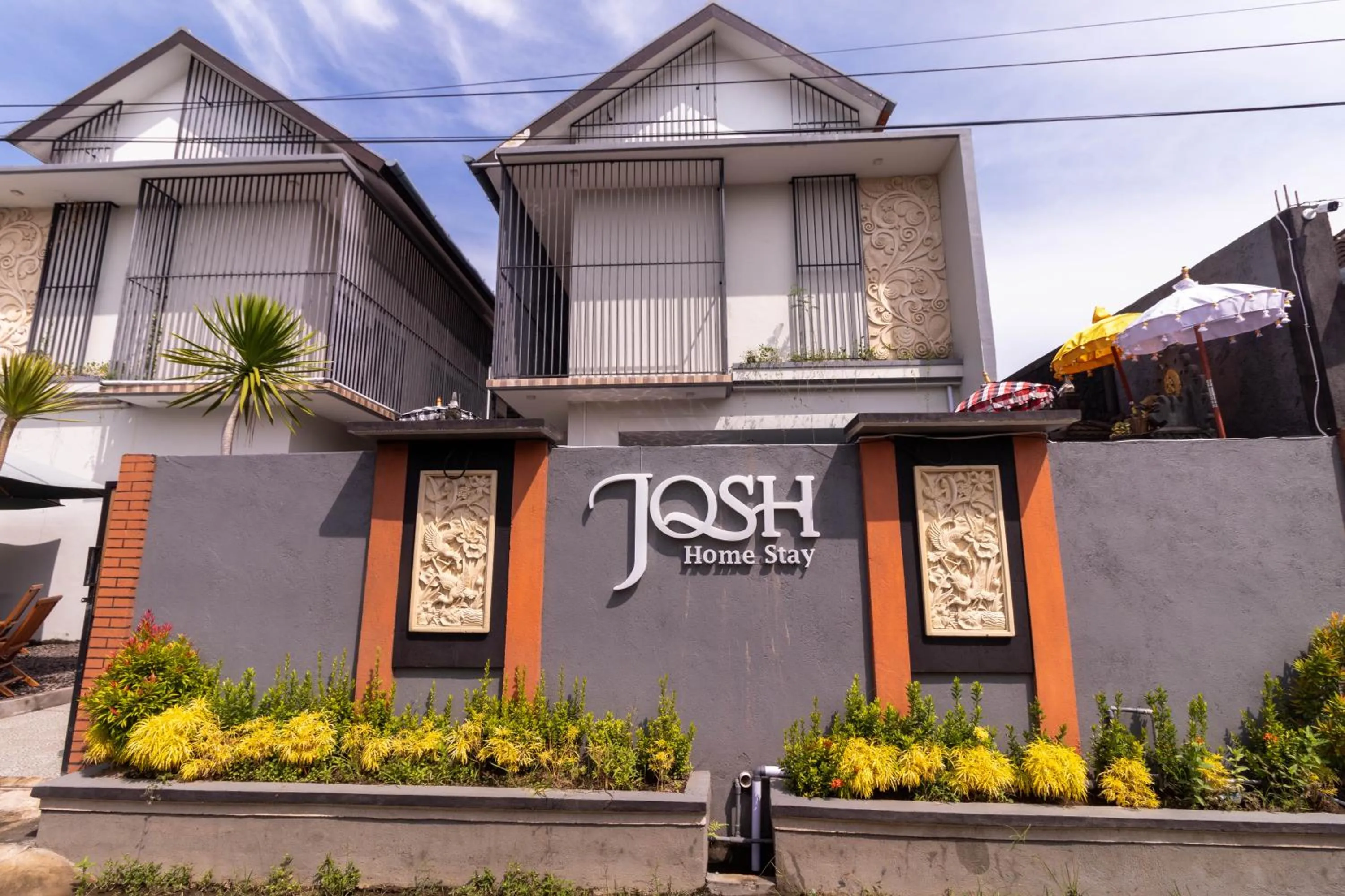 Facade/entrance in Josh Guest House