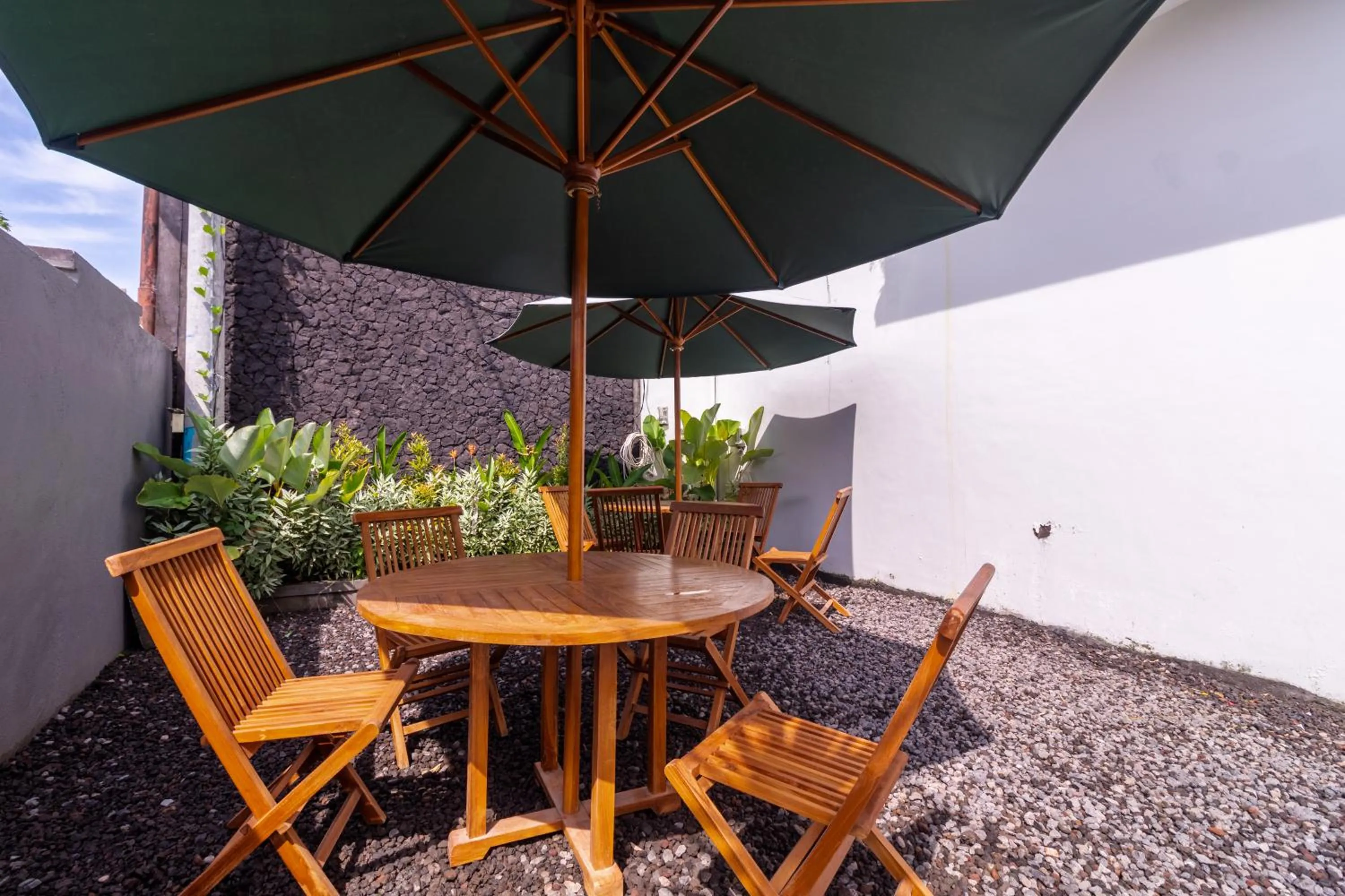 Restaurant/places to eat in Josh Guest House