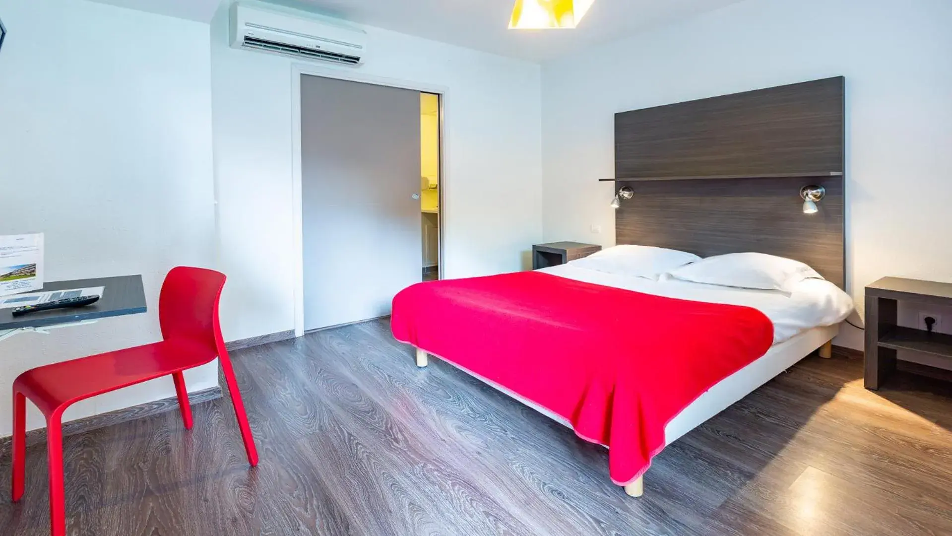 Double Room - Disability Access in Vacancéole - Les Chambres de la Baie Double Room - Disability Access in Vacancéole - Les Chambres de la Baie