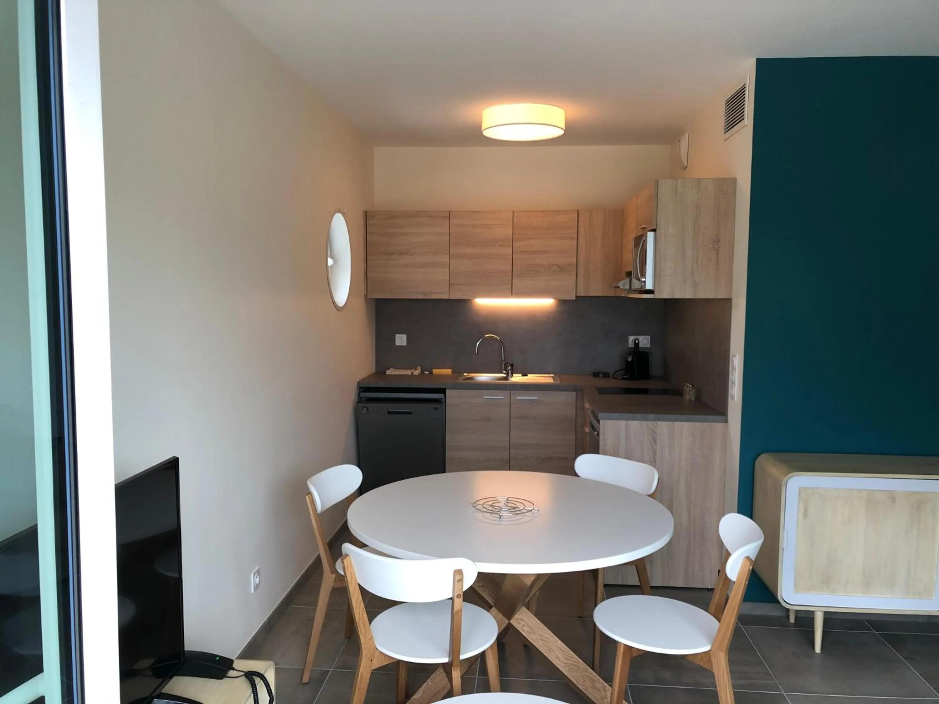 Kitchen or kitchenette in SHANA Hôtel & Résidence