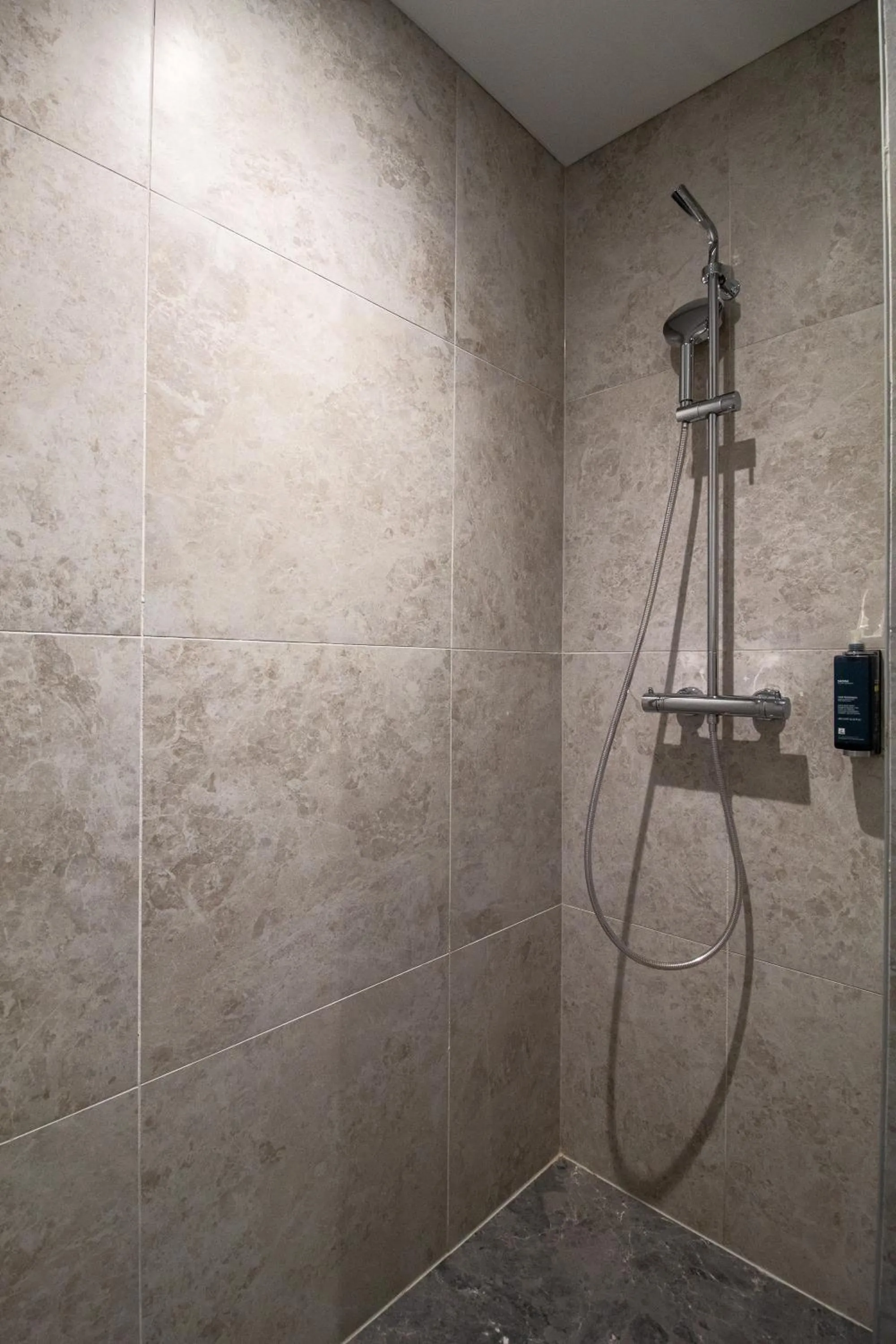 Shower in SHANA Hôtel & Résidence