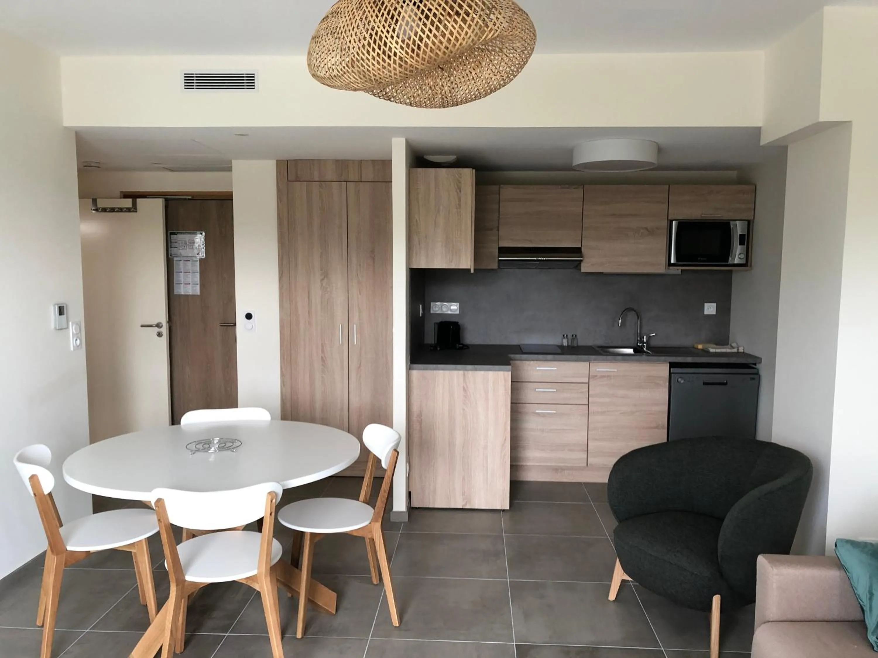 Kitchen or kitchenette in SHANA Hôtel & Résidence