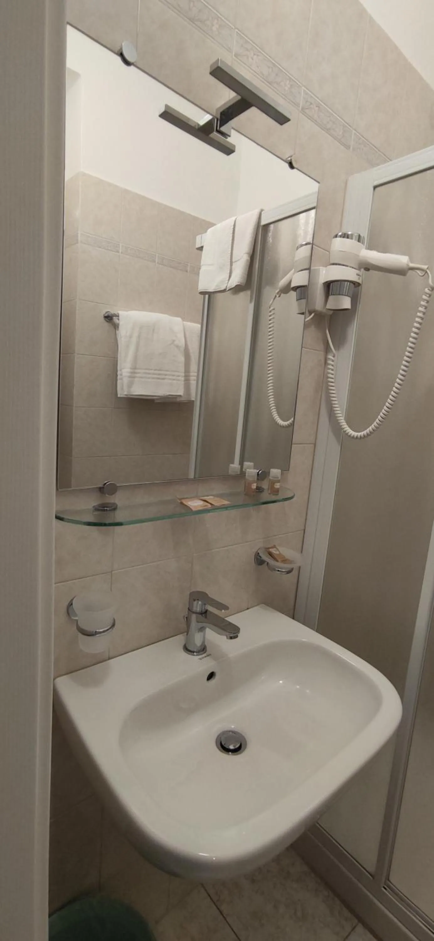 Shower in Hotel Mistral