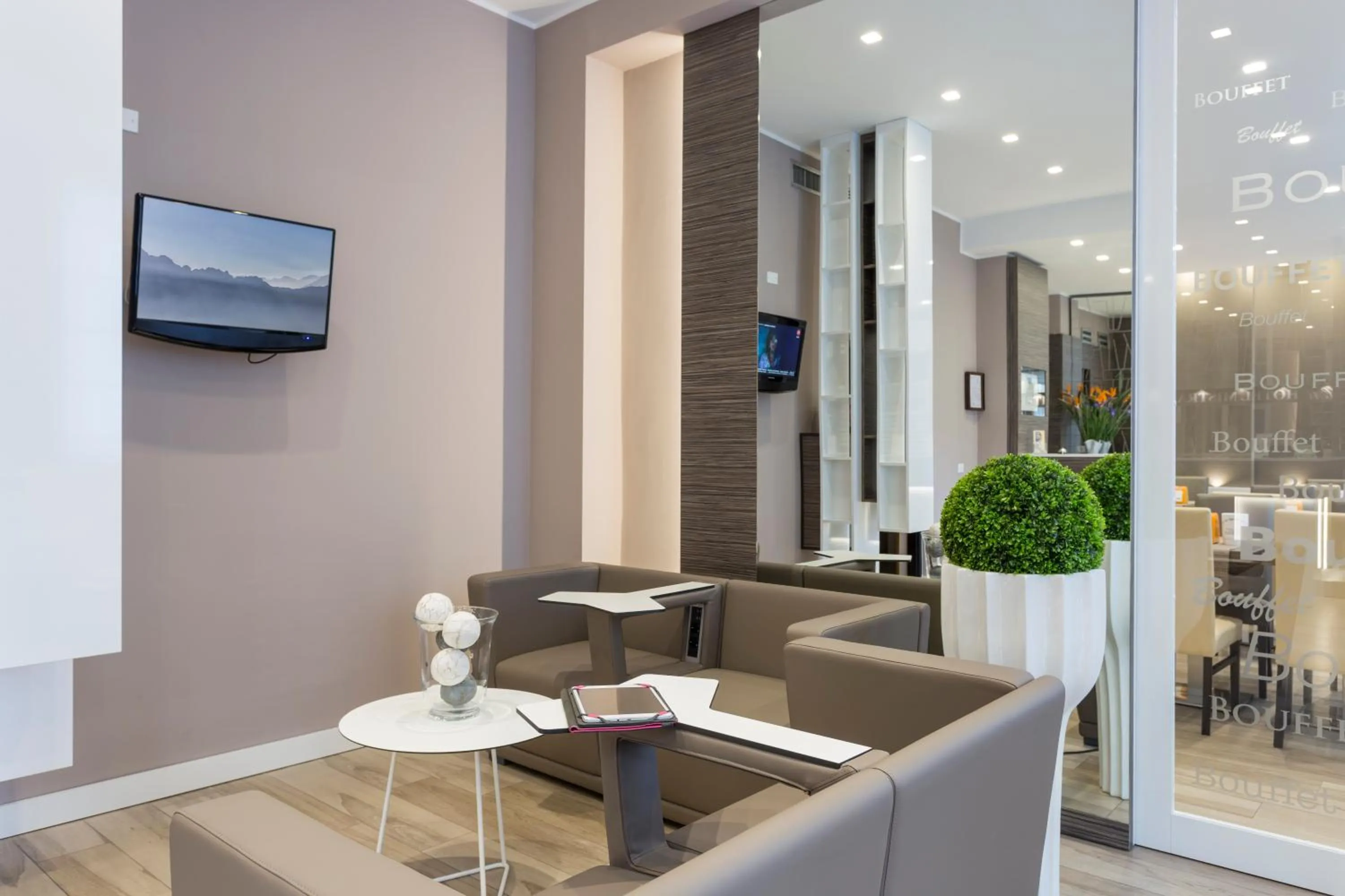 Communal lounge/ TV room in Hotel Mistral