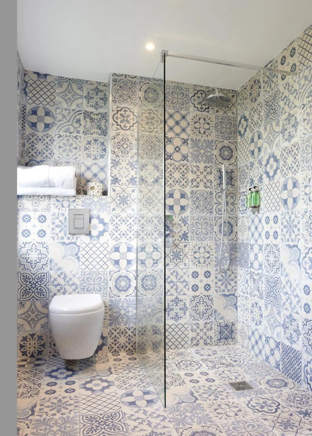 Shower in The Jolly Sportsman