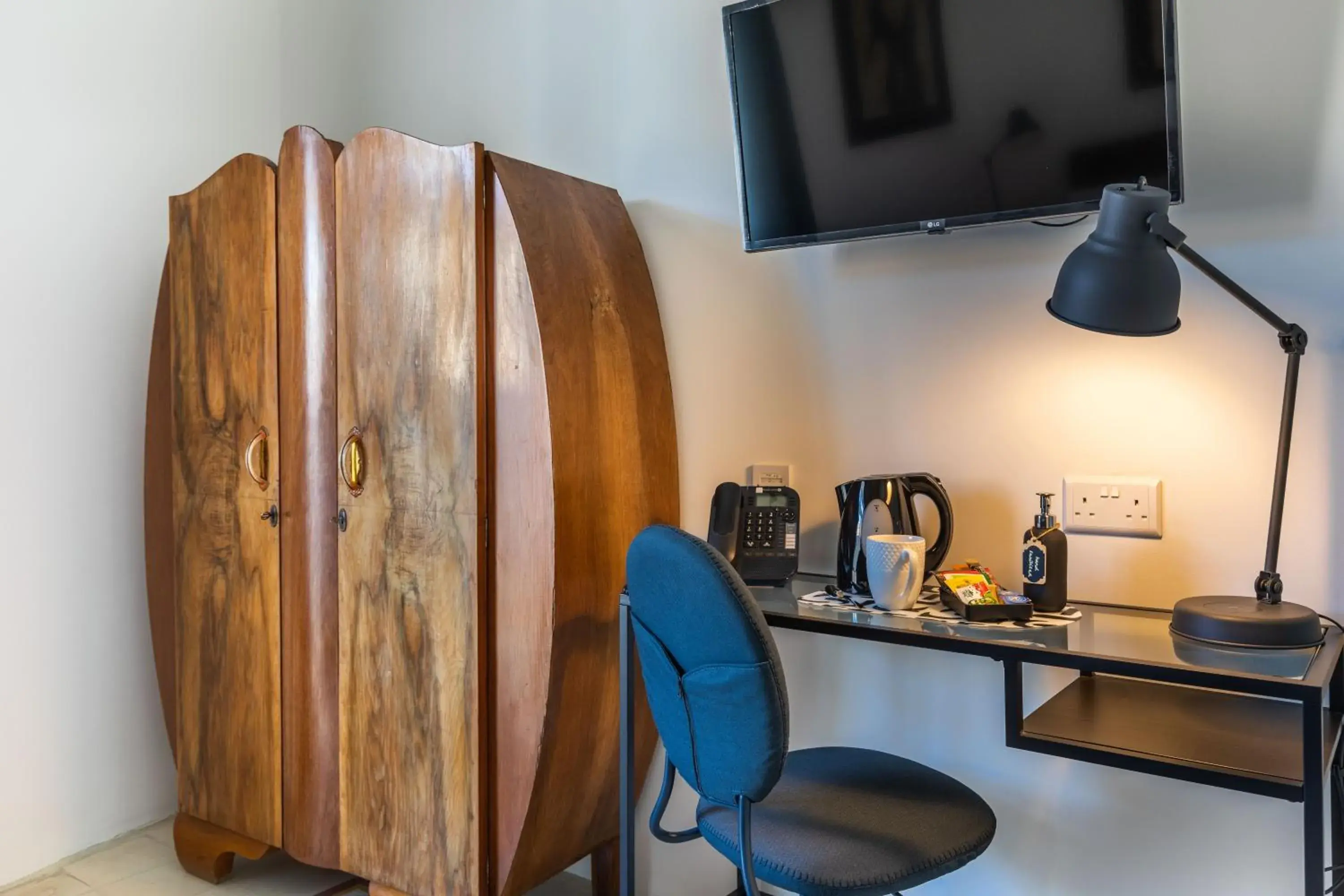 Budget Double Room - single occupancy in Mosta Dome B&B Budget Double Room - single occupancy in Mosta Dome B&B