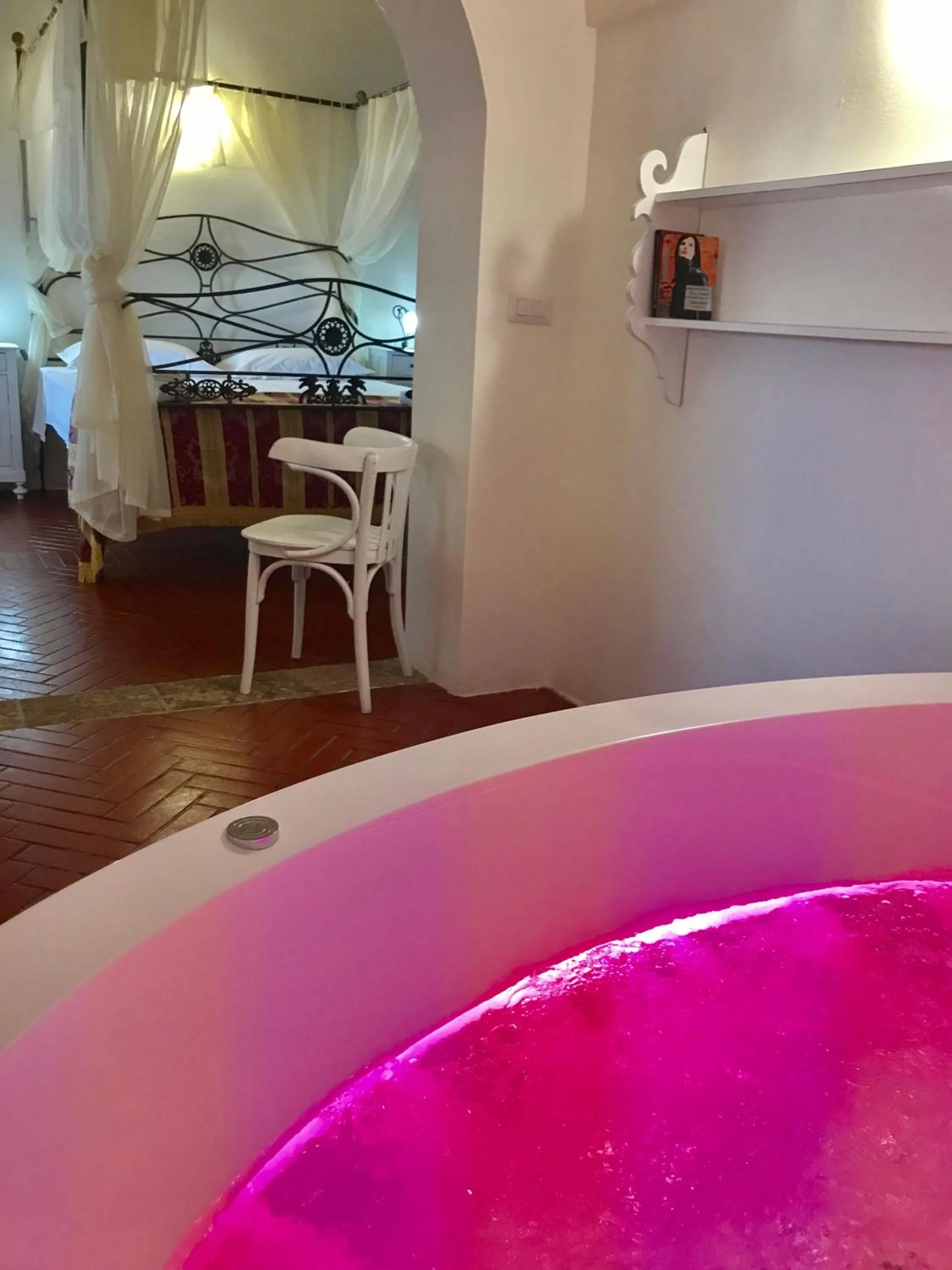 Hot Tub in RELAIS MASSERIA CASINA DEI CARI