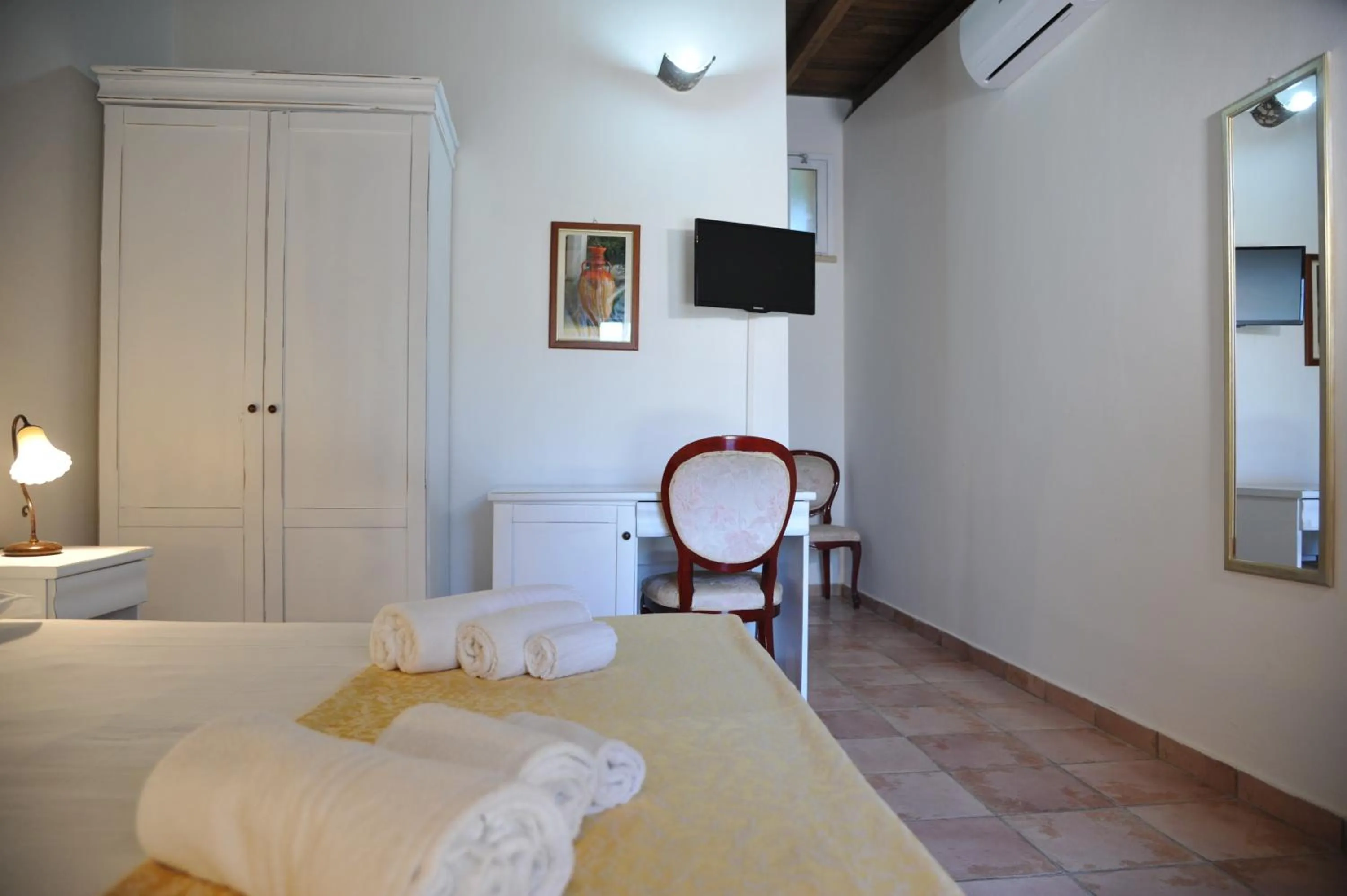 Photo of the whole room in RELAIS MASSERIA CASINA DEI CARI