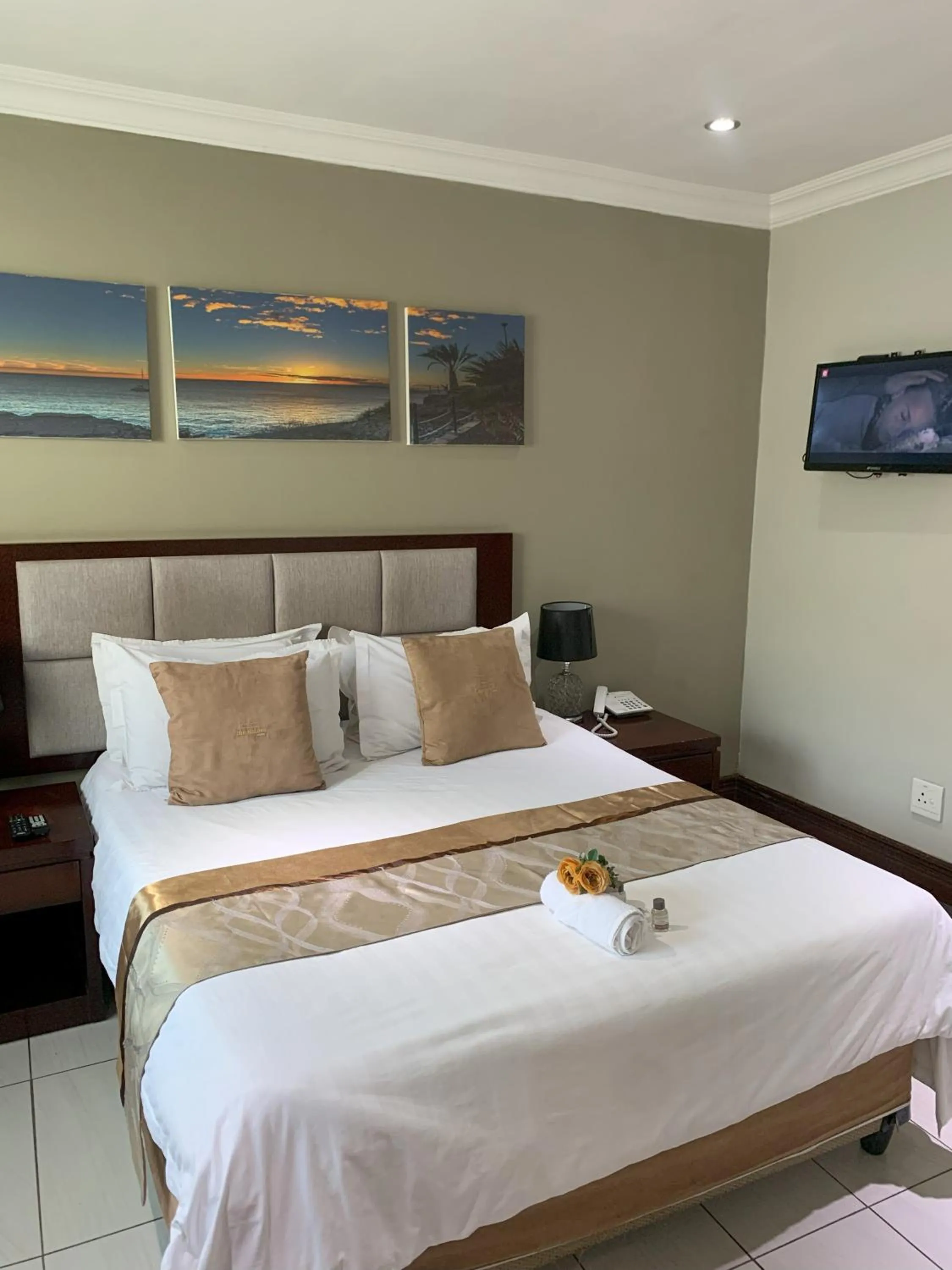 Bed in The Pillows Suite