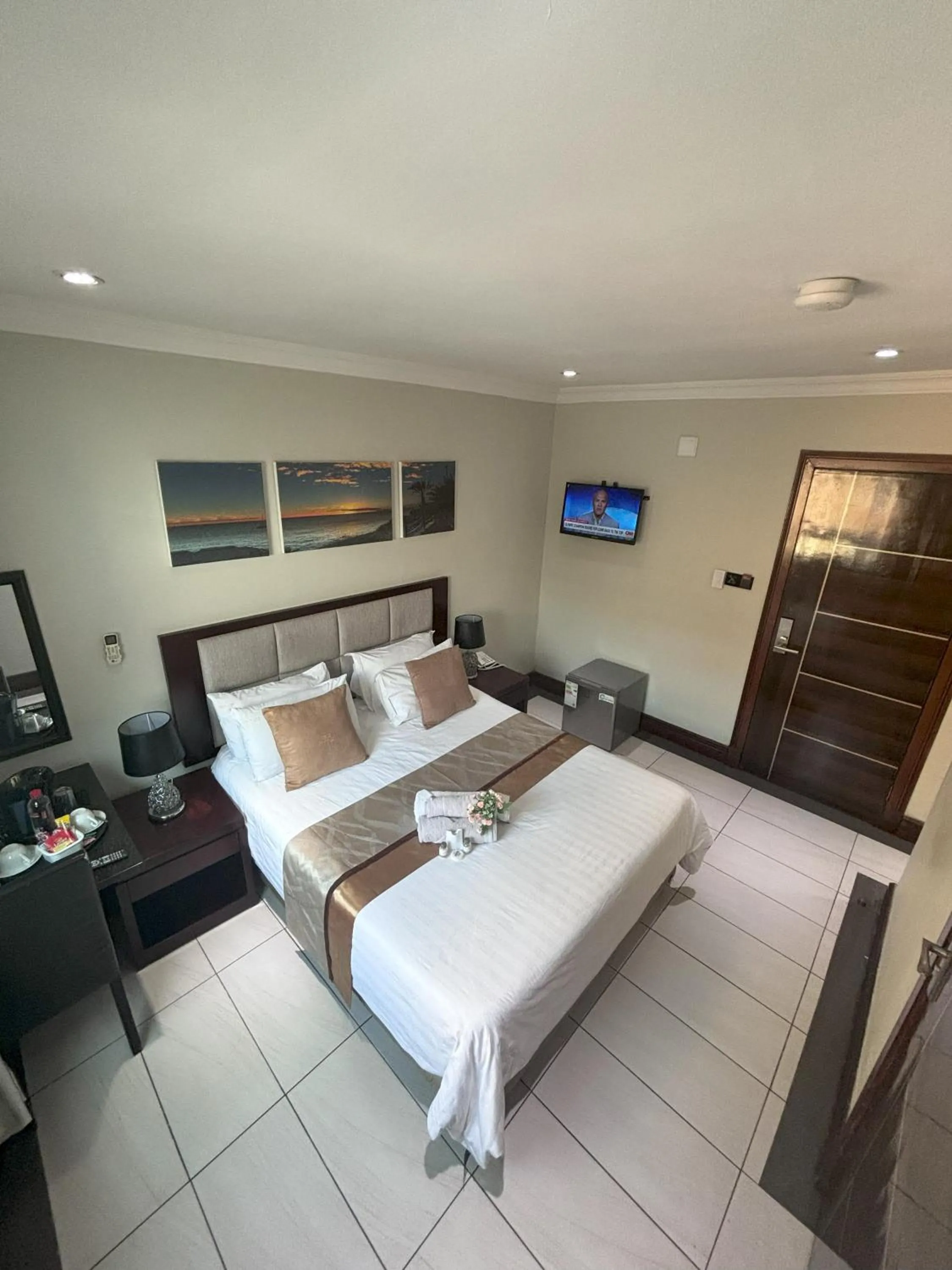 Bedroom, Bed in The Pillows Suite