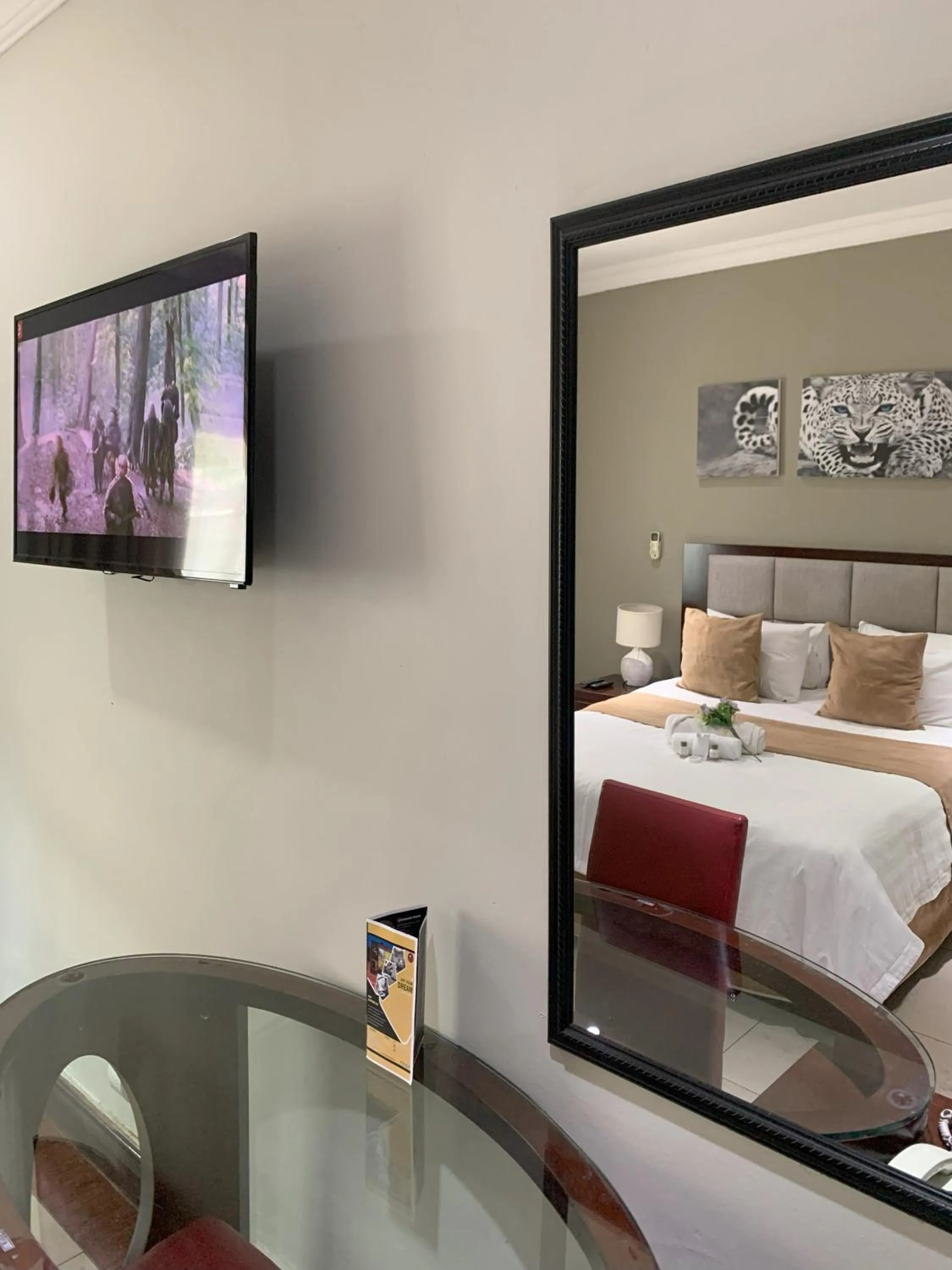 Bedroom, Bed in The Pillows Suite