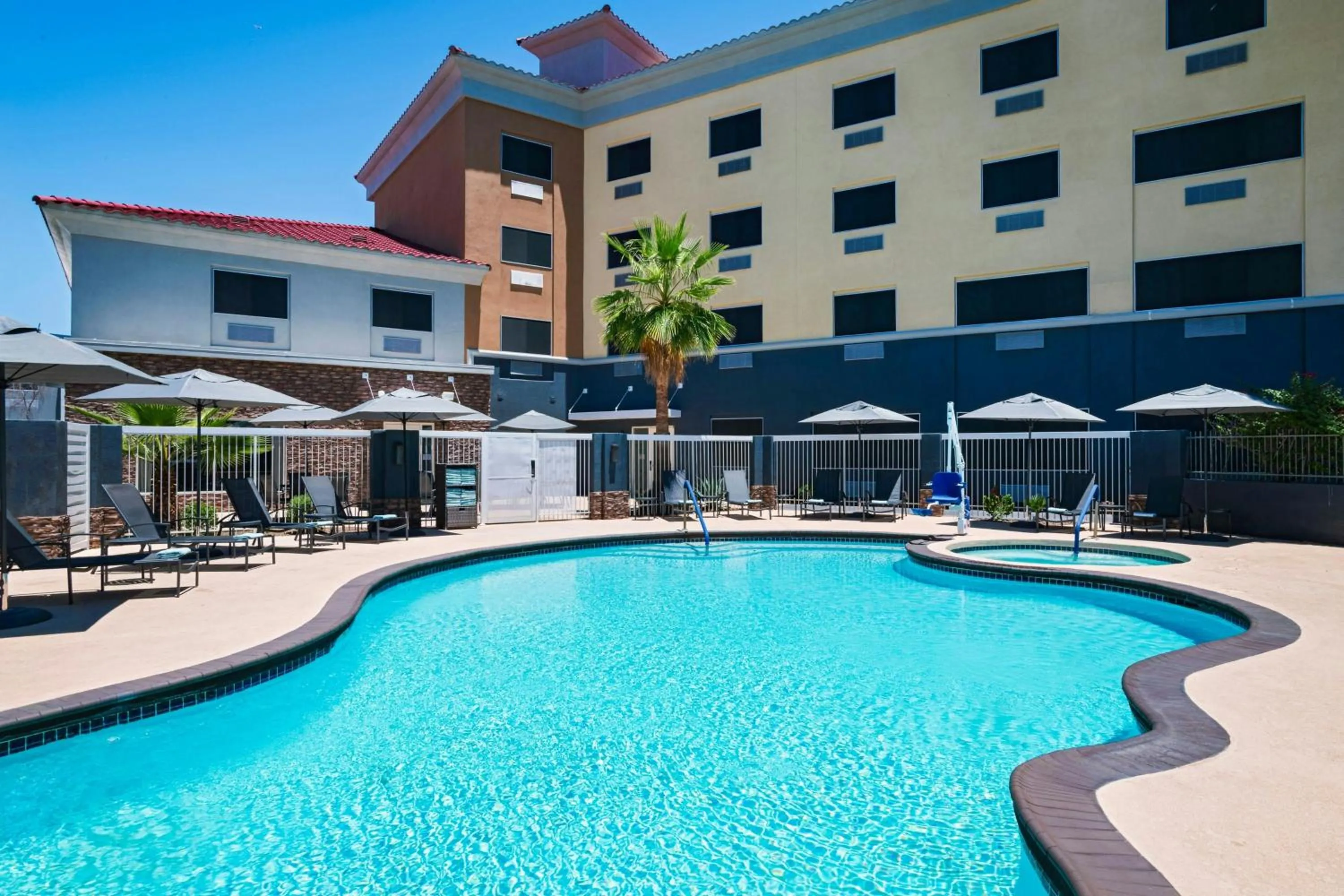Swimming pool in Fairfield by Marriott Inn & Suites Phoenix West Chandler