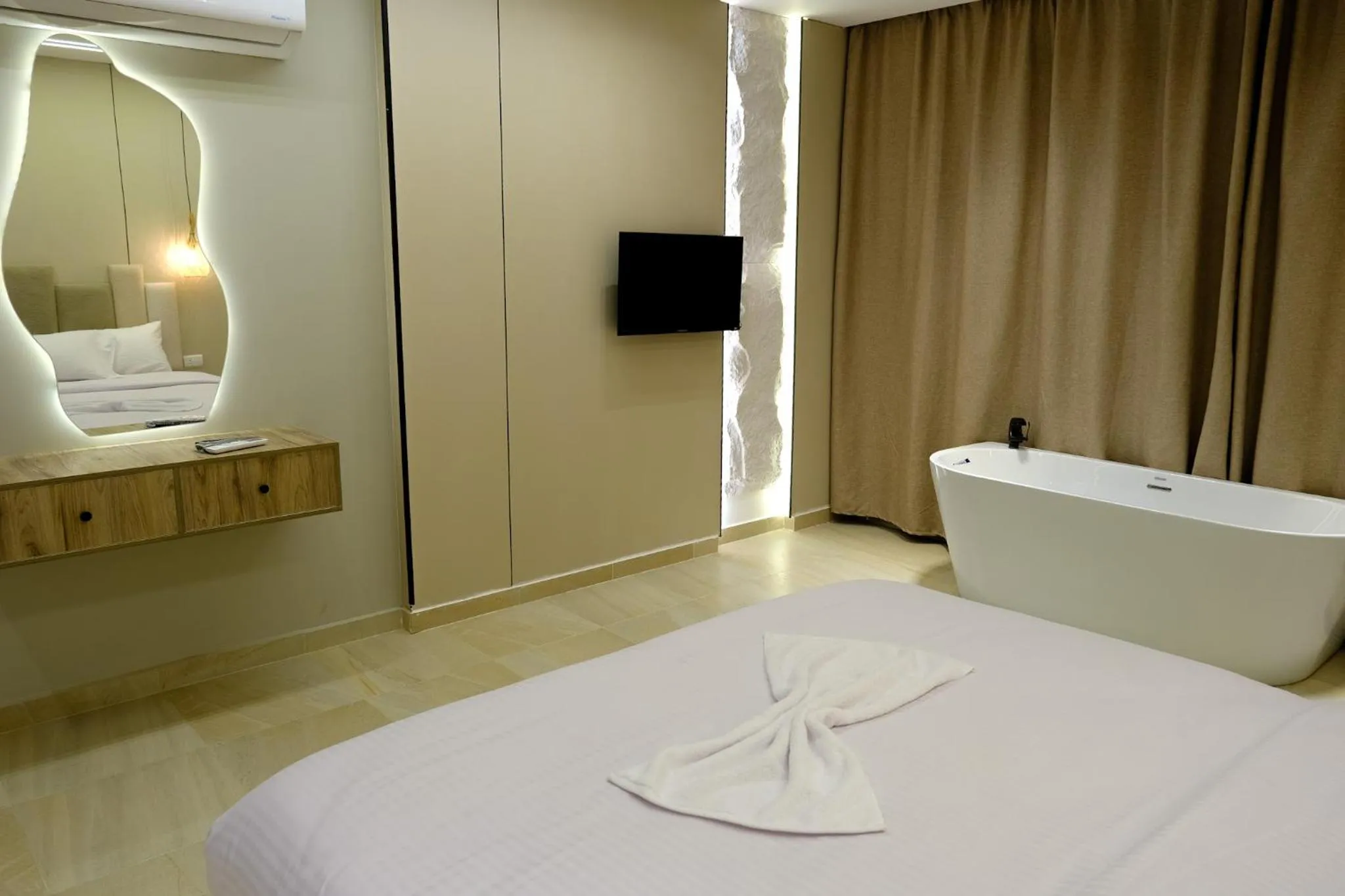 Bed in Pyramids Height Hotel & Pyramids Master Scene Rooftop