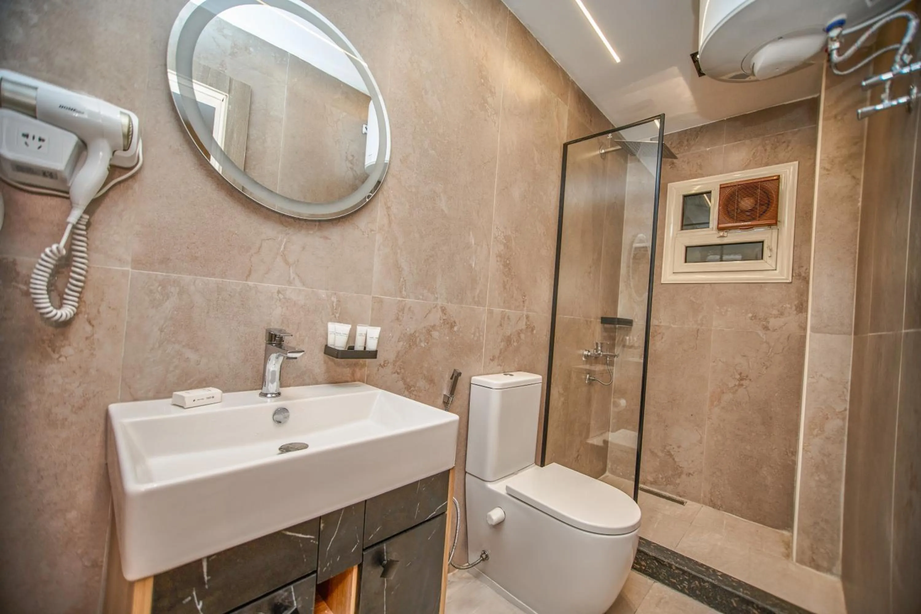 Shower in Pyramids Height Hotel & Pyramids Master Scene Rooftop