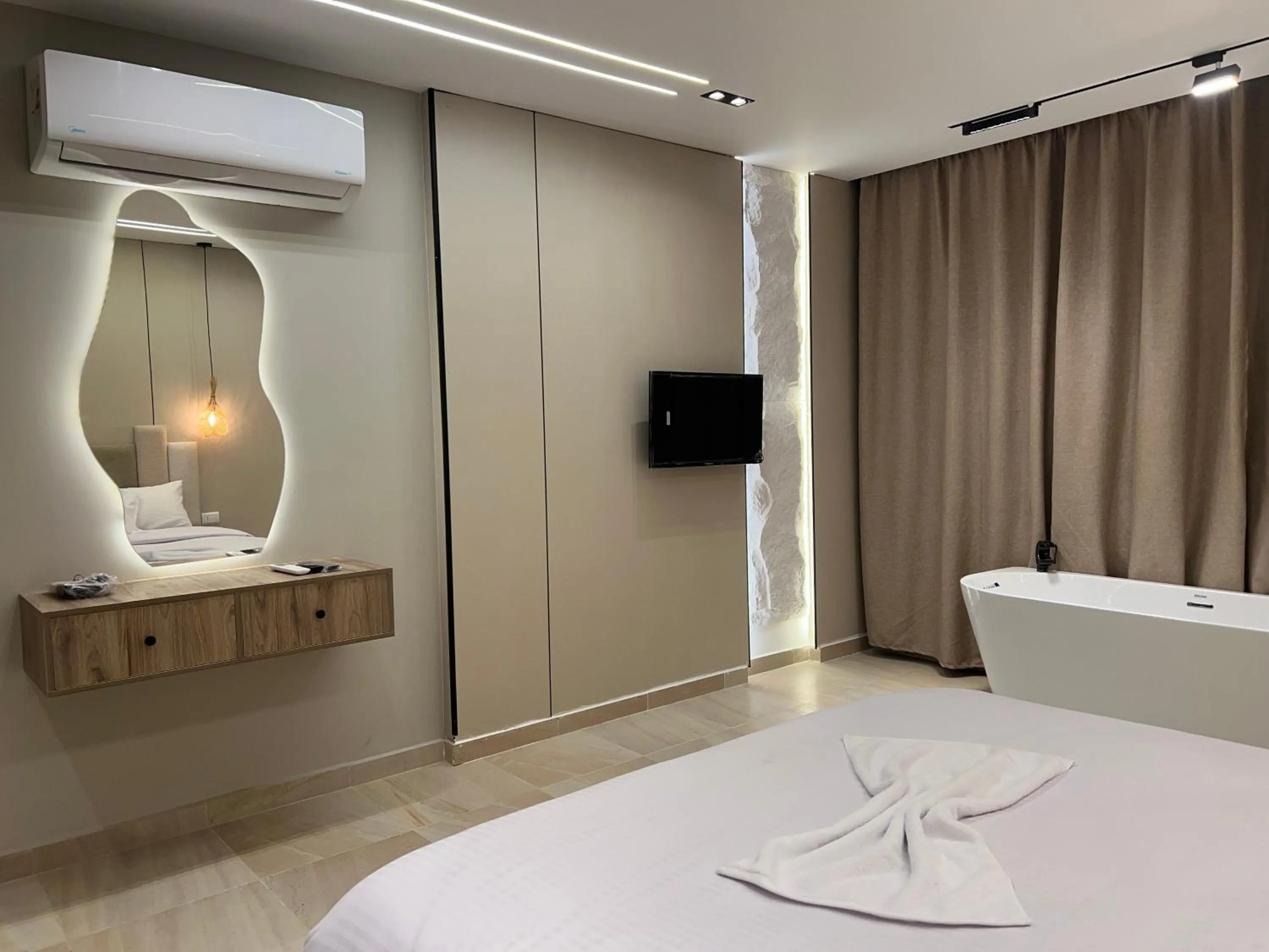 Bed in Pyramids Height Hotel & Pyramids Master Scene Rooftop