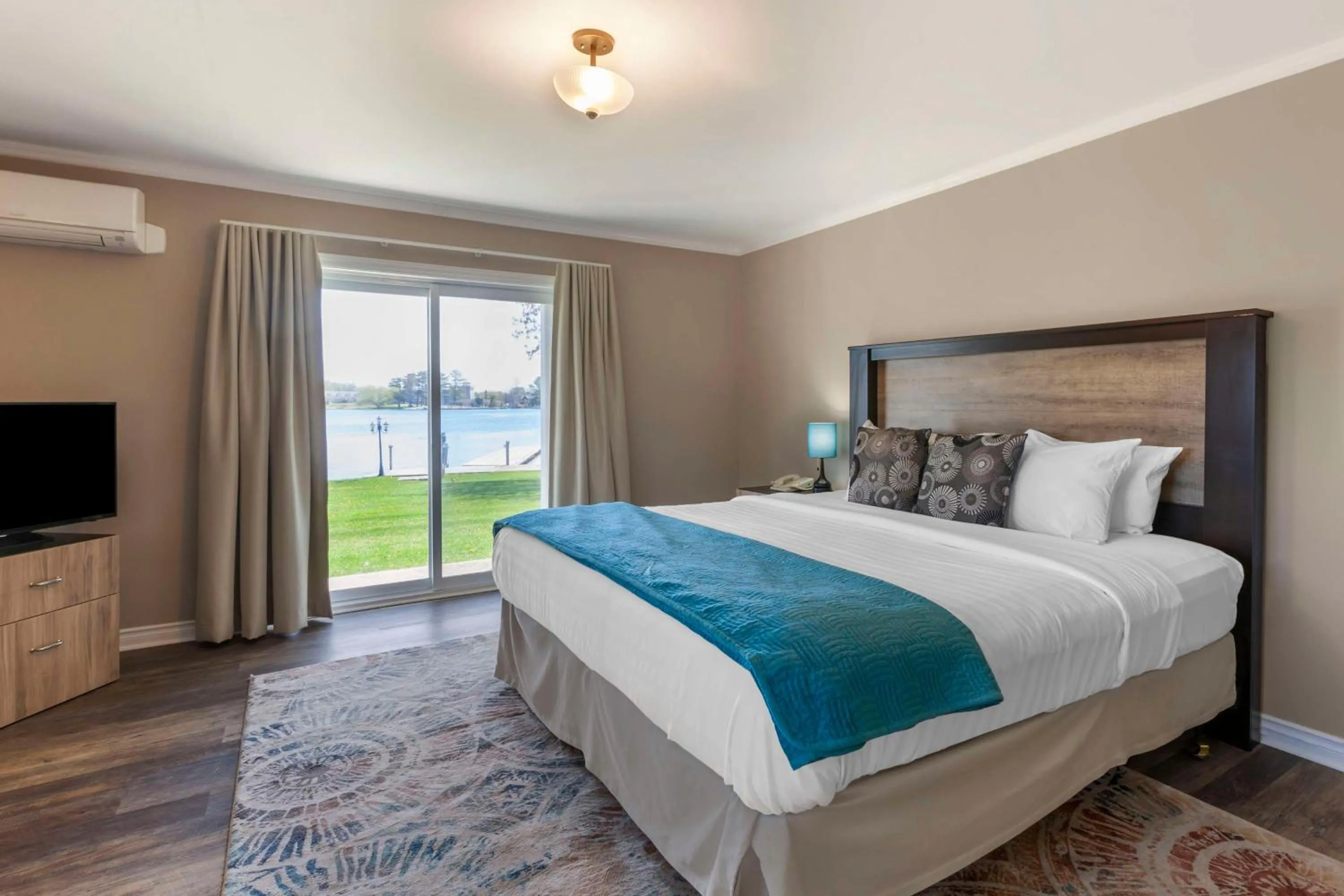 Bedroom in Christie's Mill Inn & Spa - BW Premier Collection