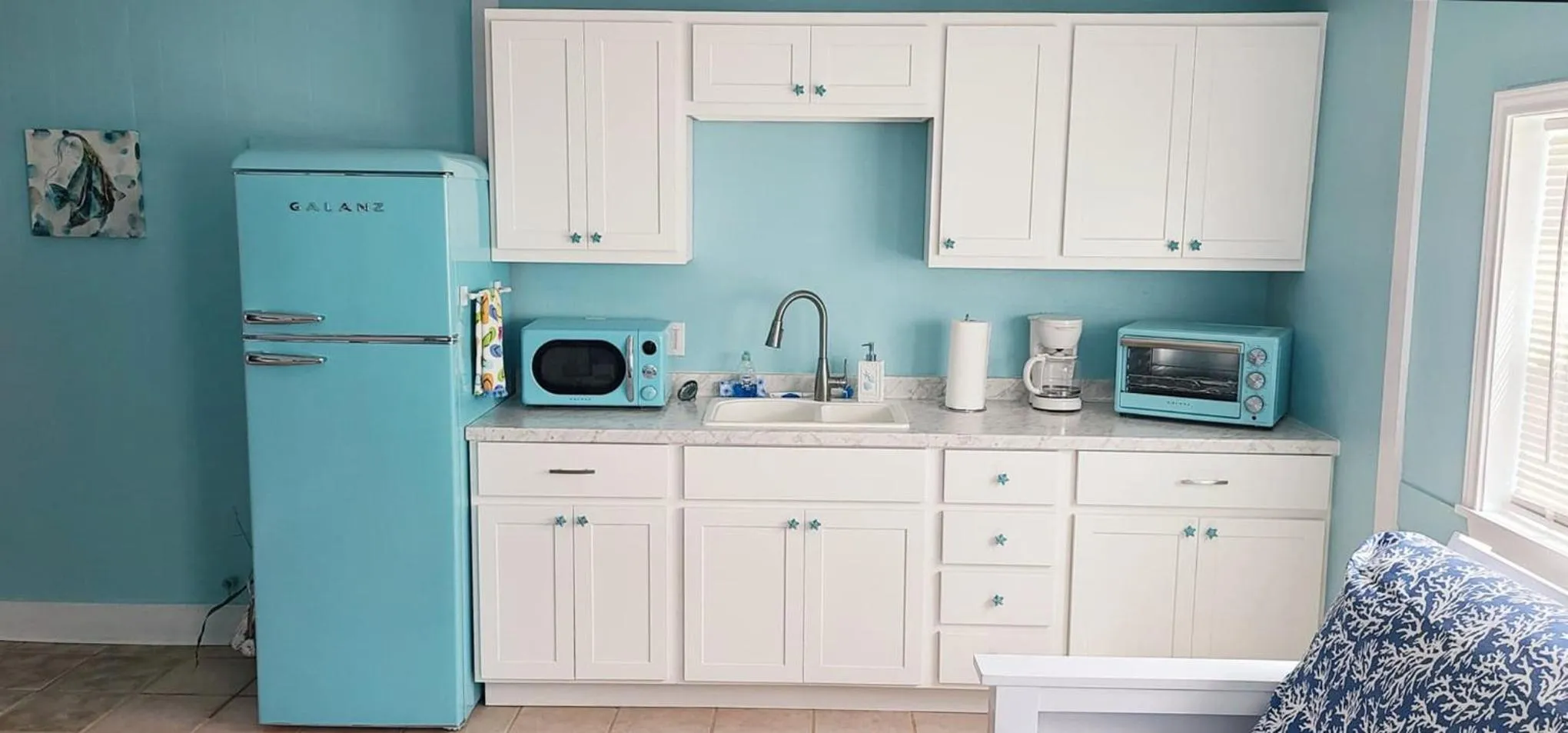 Kitchen or kitchenette in Coastal Cottage Bay House