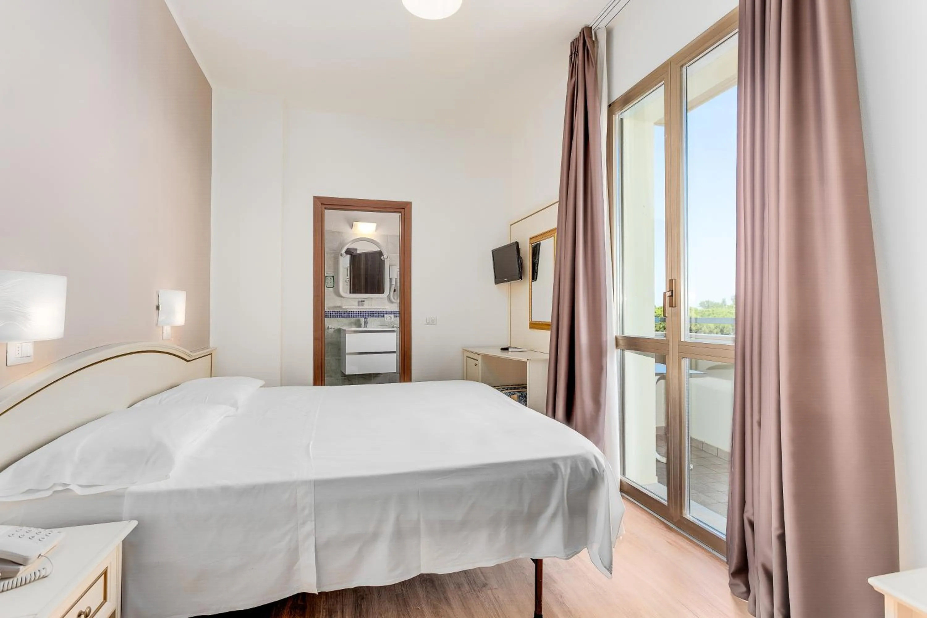 Bedroom, Bed in Hotel Schiller