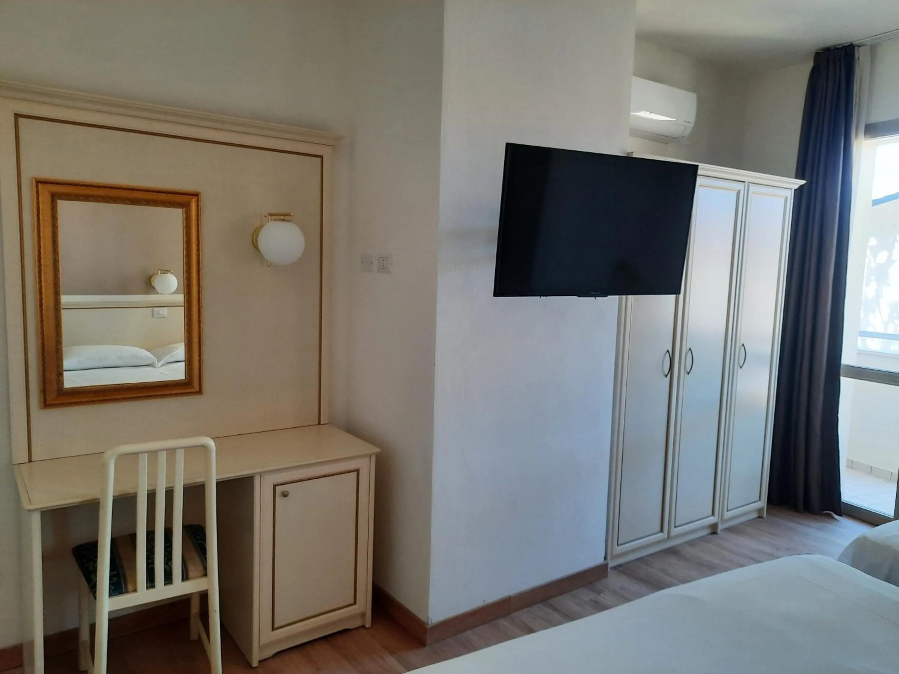 Bedroom, Bed in Hotel Schiller