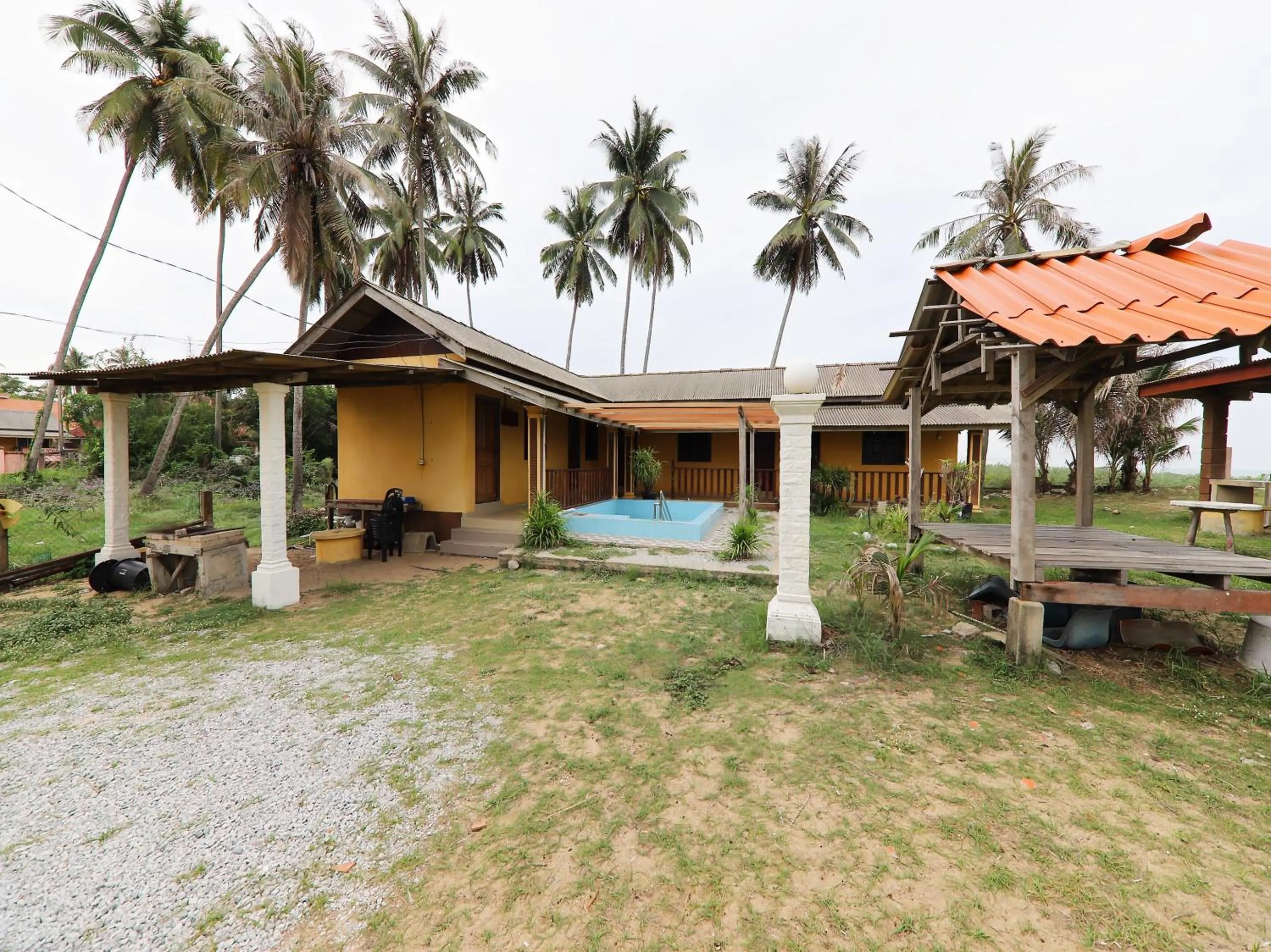 Facade/entrance in Hotel O Bayu Chalet