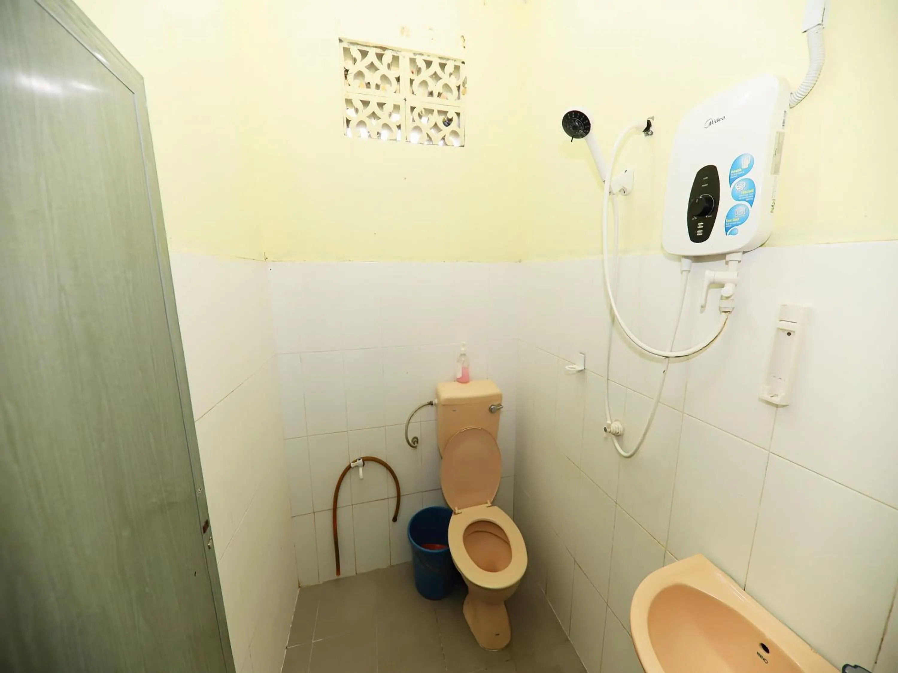 Bathroom in Hotel O Bayu Chalet