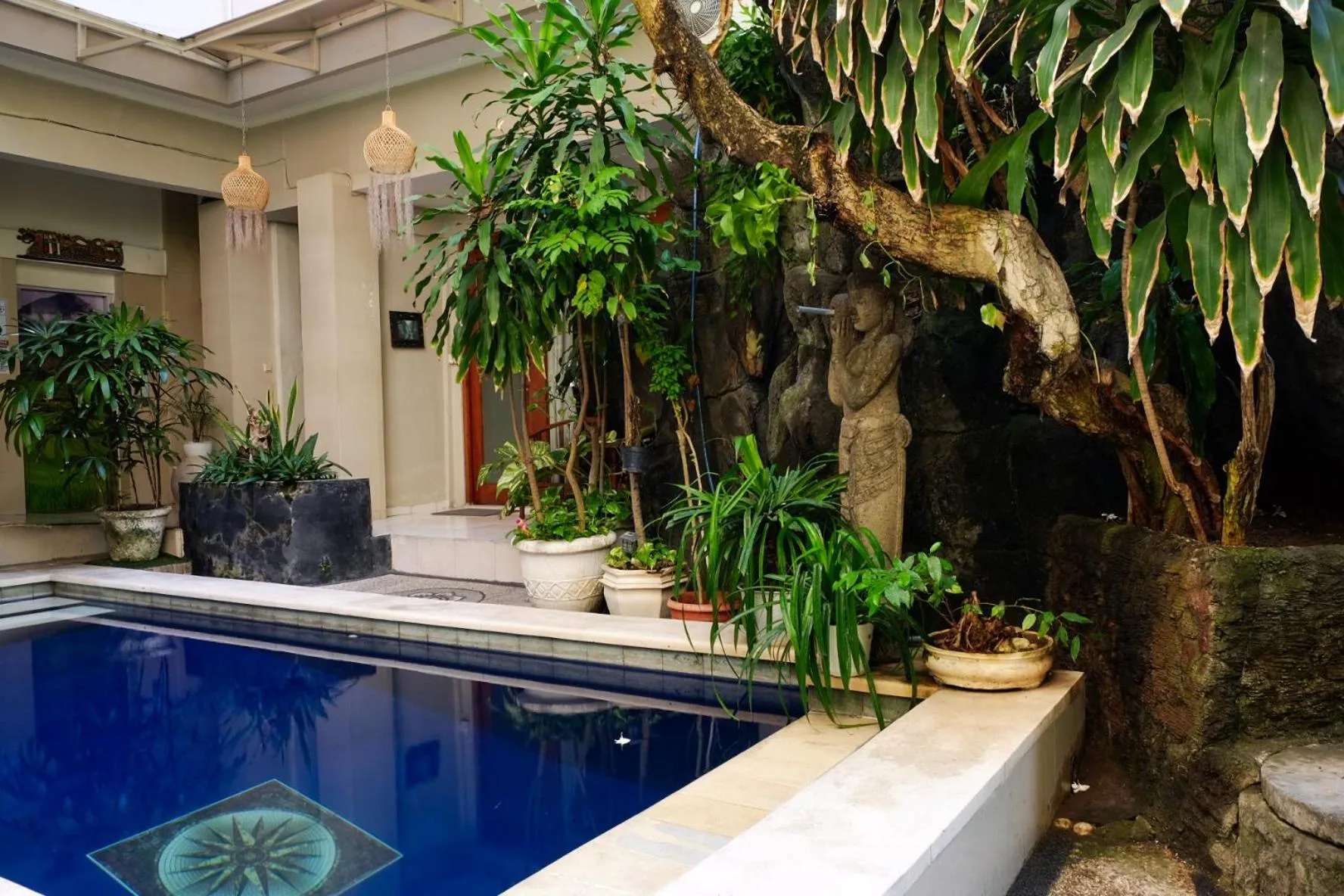 Swimming pool in Su's Cottages Legian