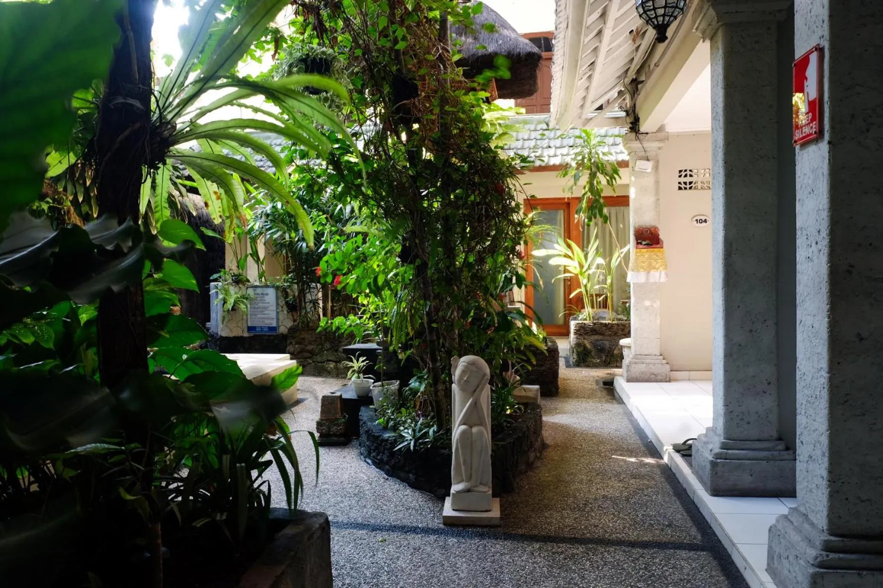 Garden in Su's Cottages Legian