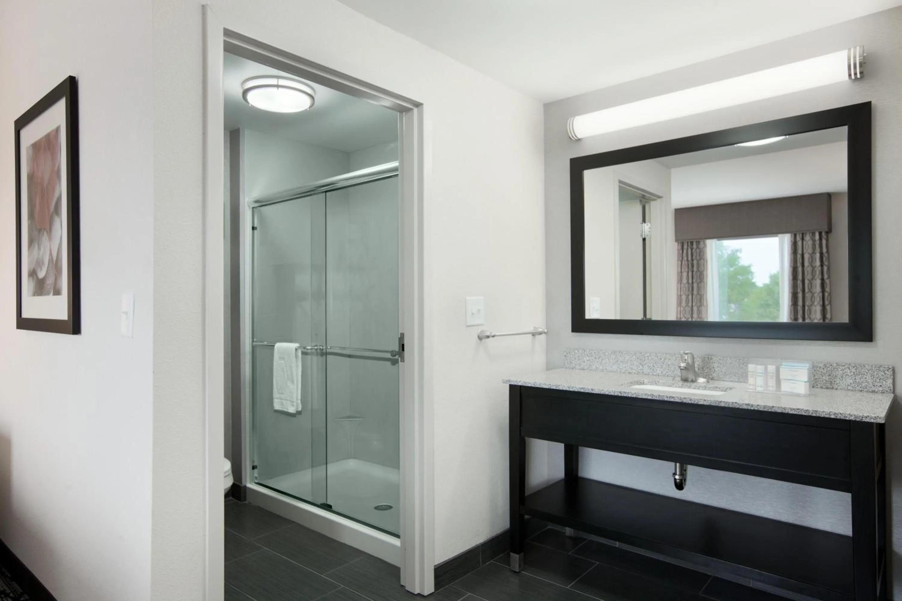 Living room in Hampton Inn and Suites Roanoke Airport/Valley View Mall