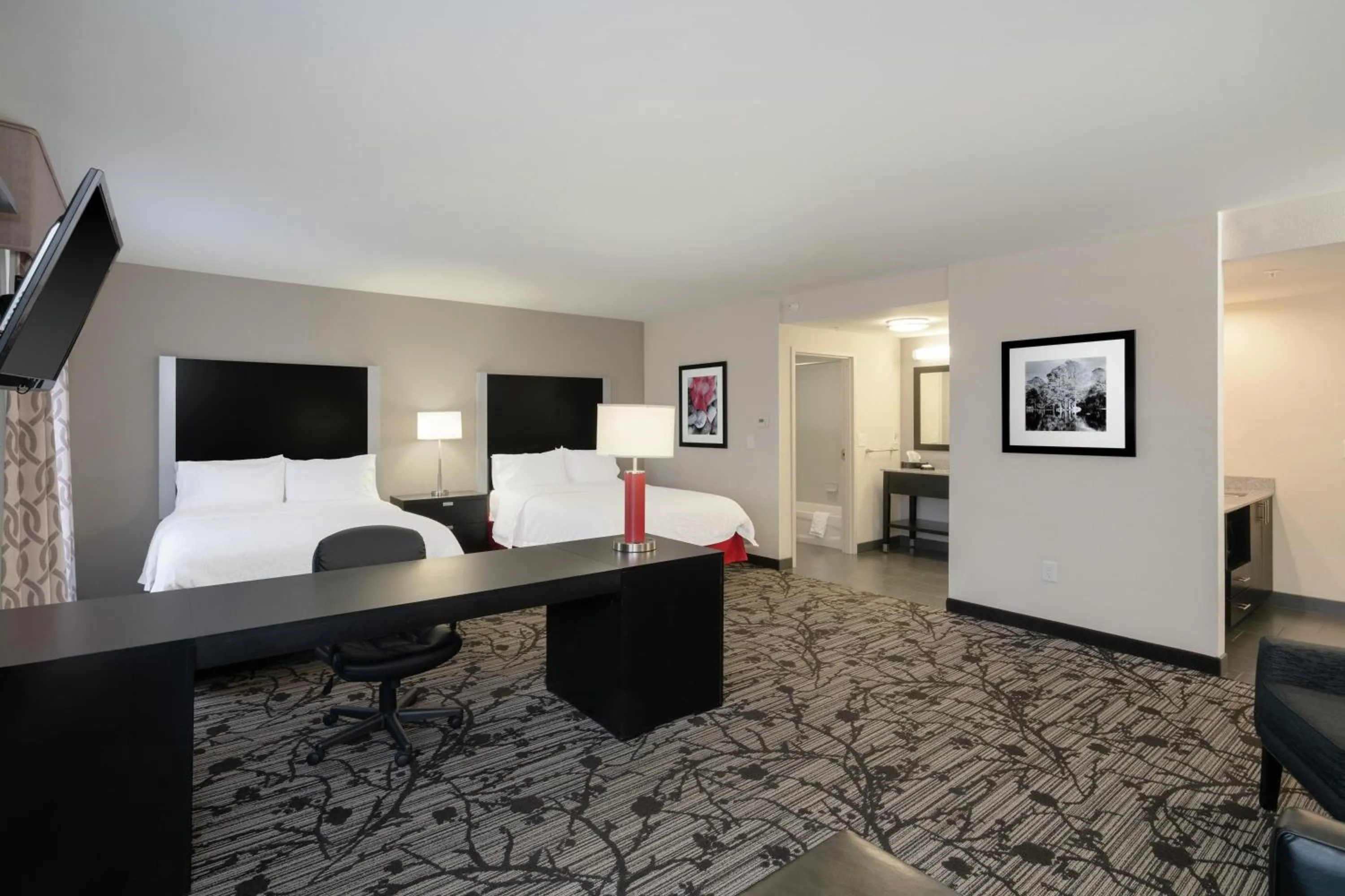 Bedroom in Hampton Inn and Suites Roanoke Airport/Valley View Mall