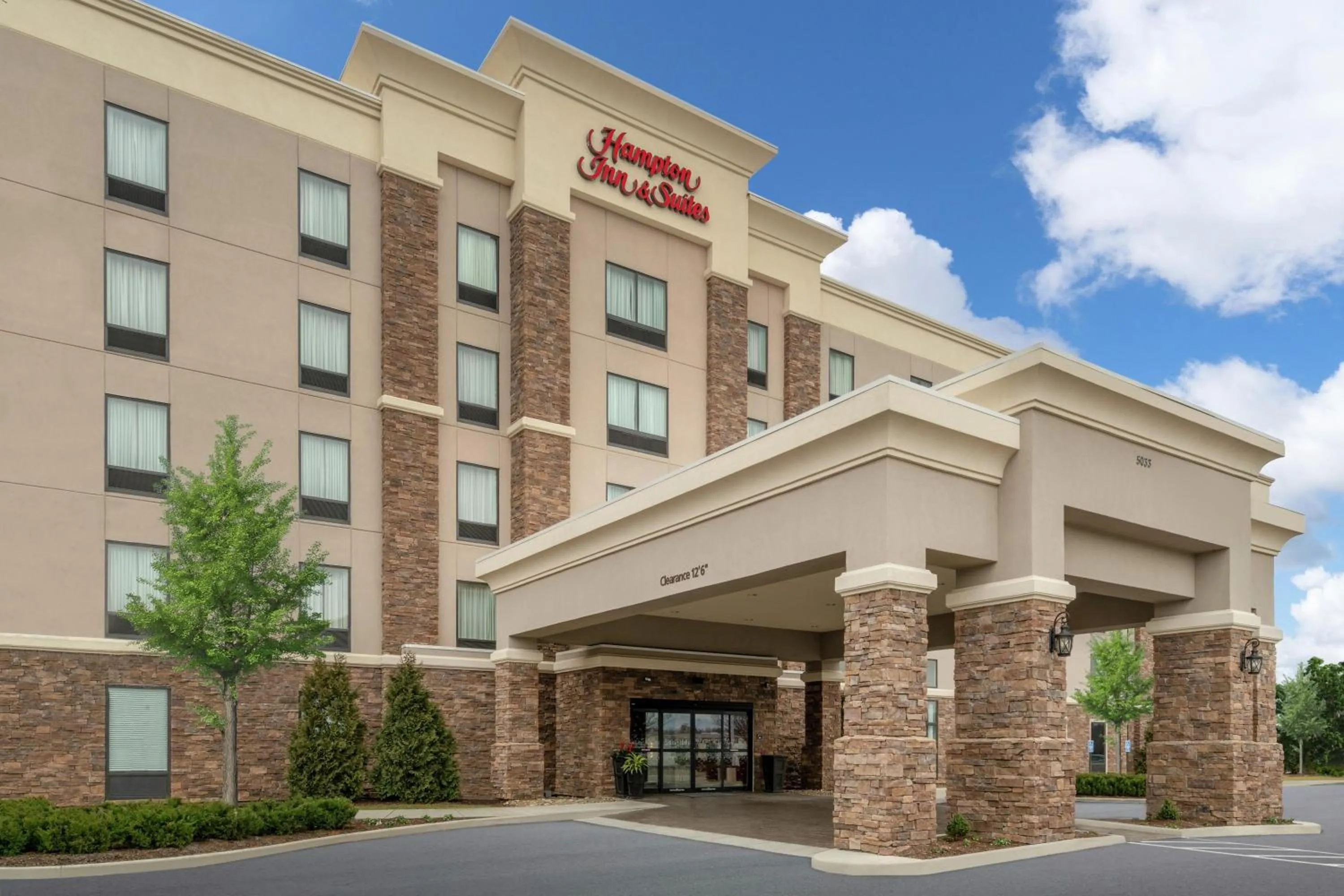 Property building in Hampton Inn and Suites Roanoke Airport/Valley View Mall