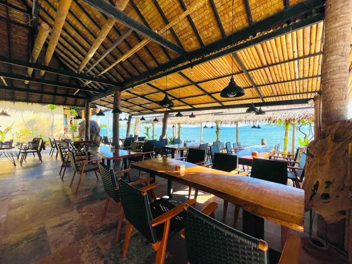 Restaurant/places to eat in Absolute Beachfront Villas