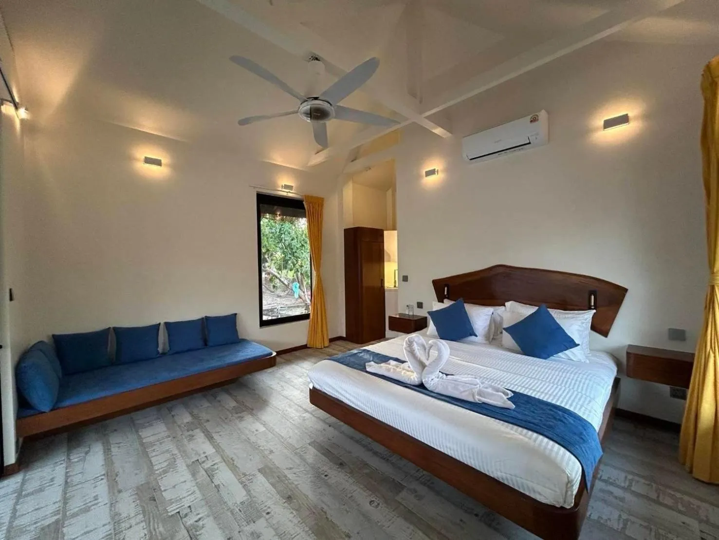 Photo of the whole room, Bed in Absolute Beachfront Villas