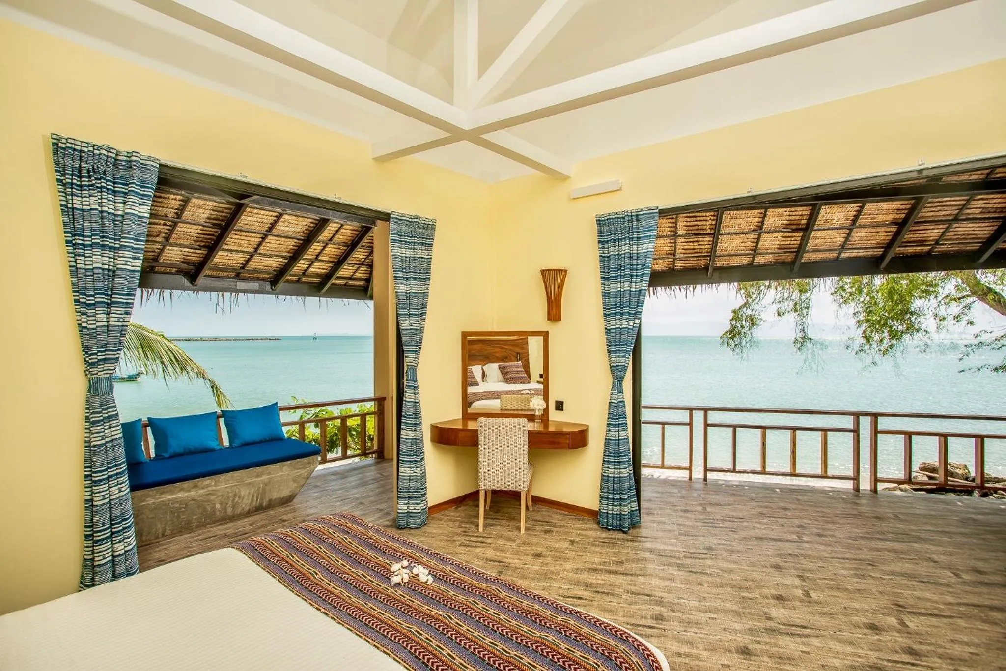 Sea view, Bed in Absolute Beachfront Villas