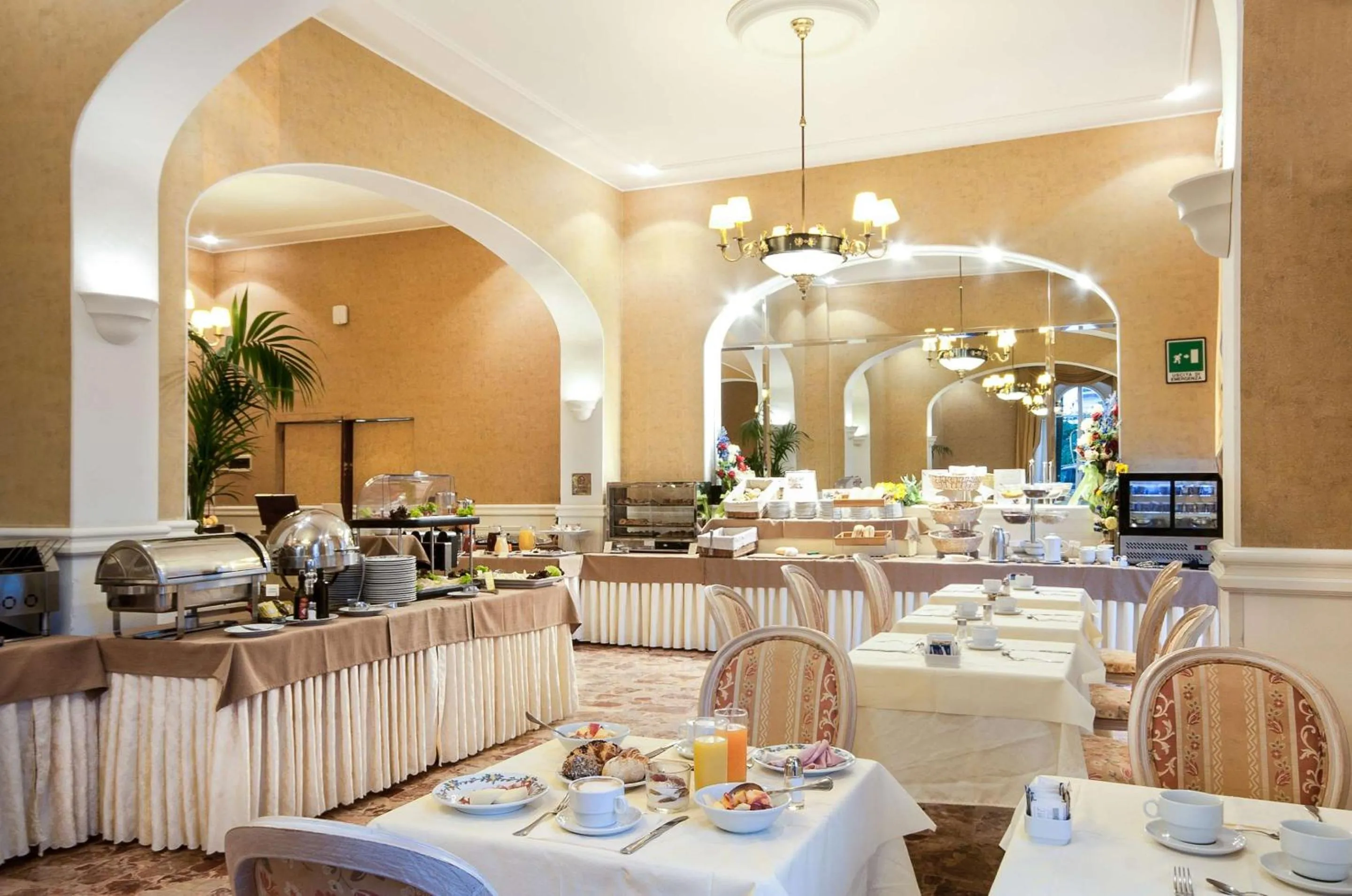 Restaurant/places to eat in Grand Hotel Royal