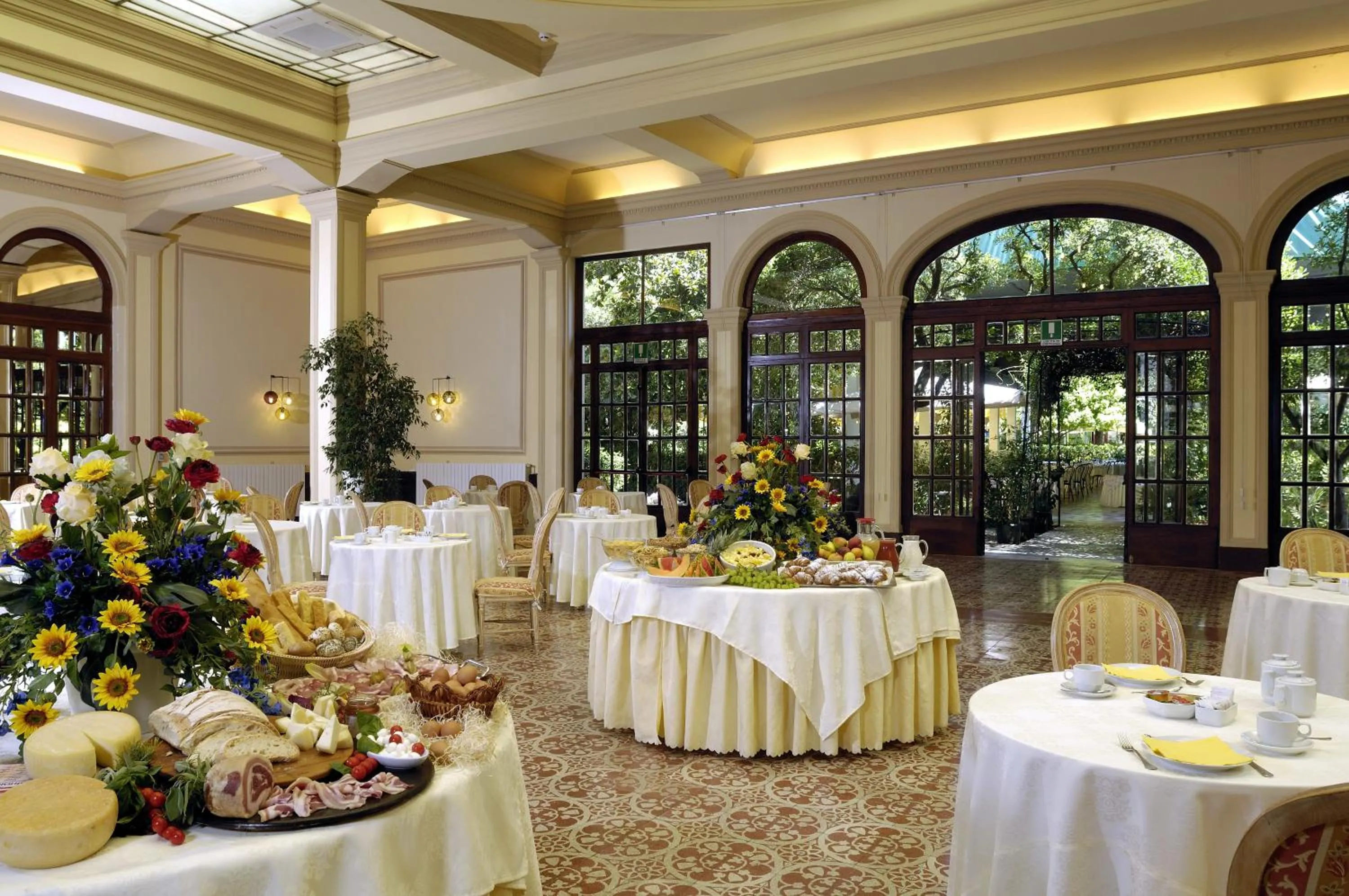 Restaurant/places to eat in Grand Hotel Royal