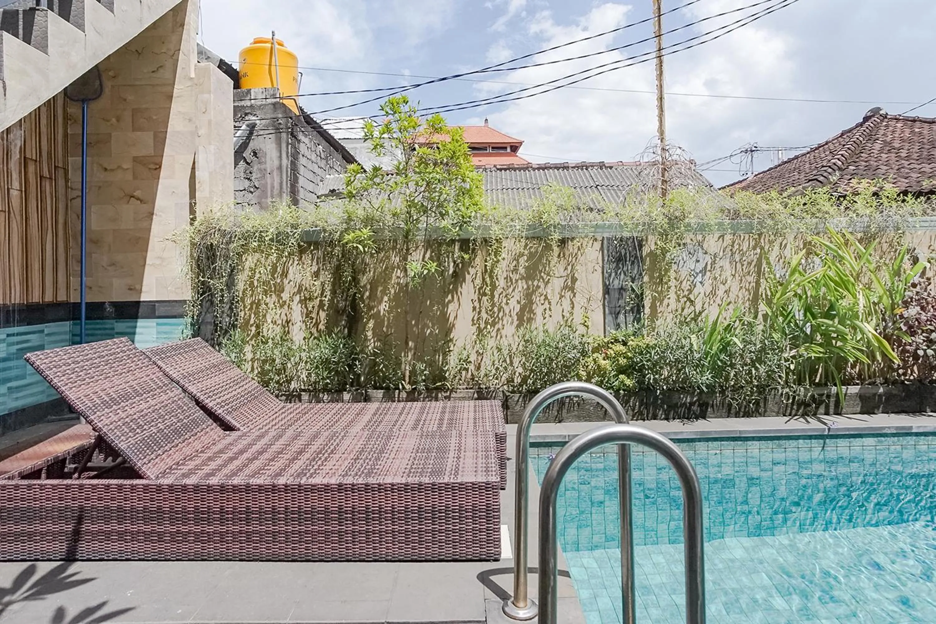 Swimming pool in Taxa Uma Guest House