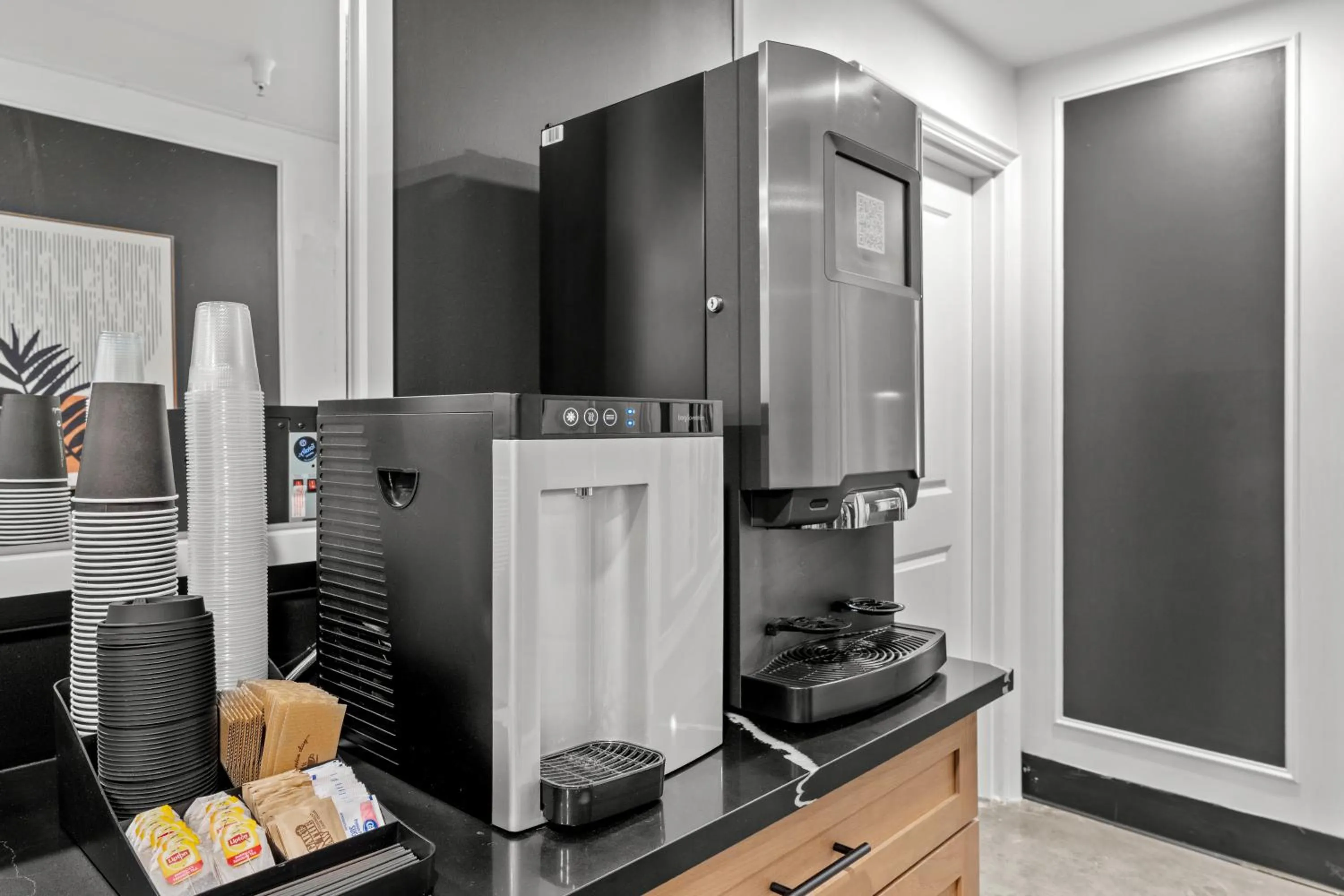 Coffee/tea facilities in Hollywood Le Bon Hotel