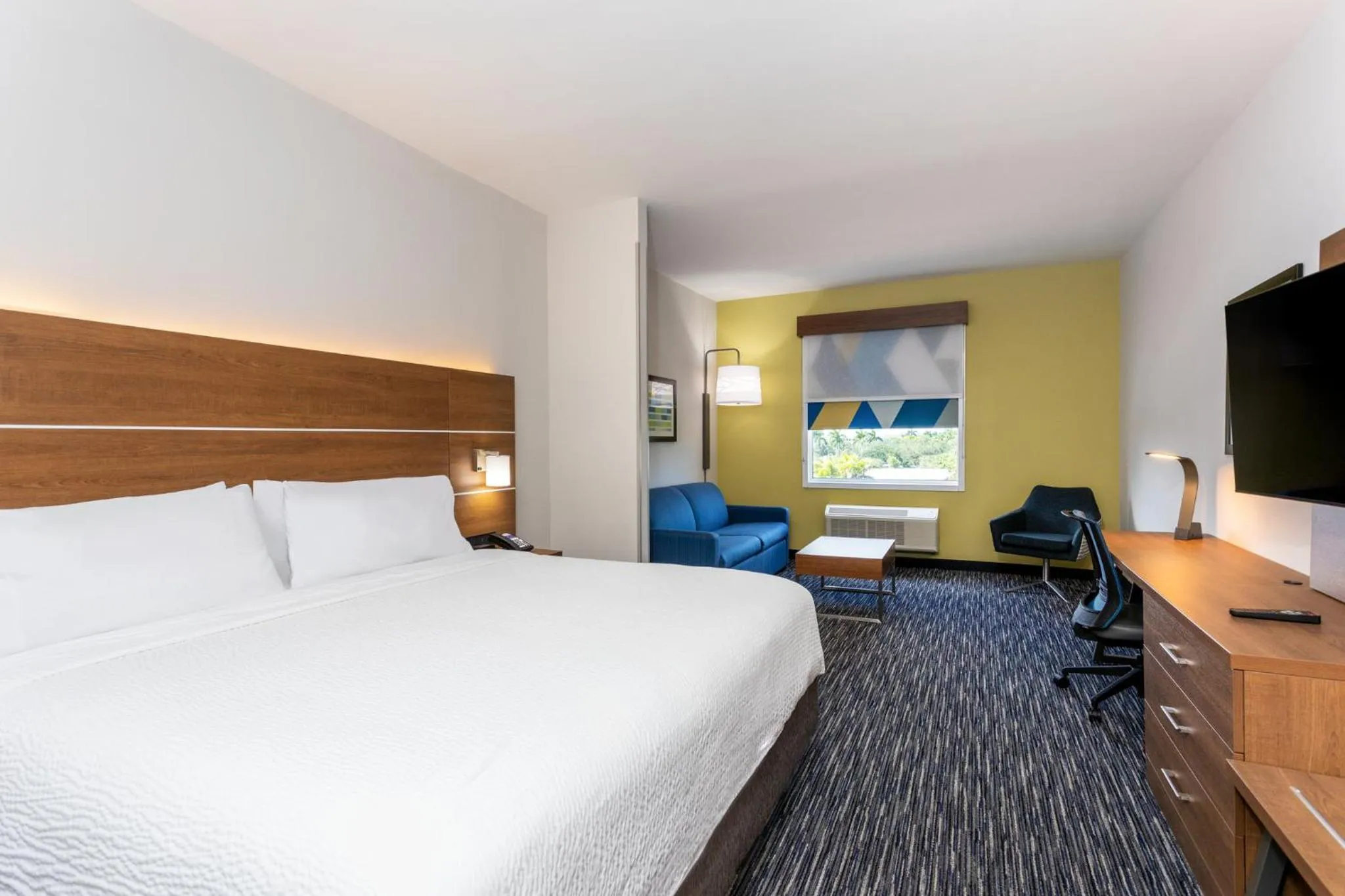Photo of the whole room, Bed in Holiday Inn Express & Suites - Miramar by IHG