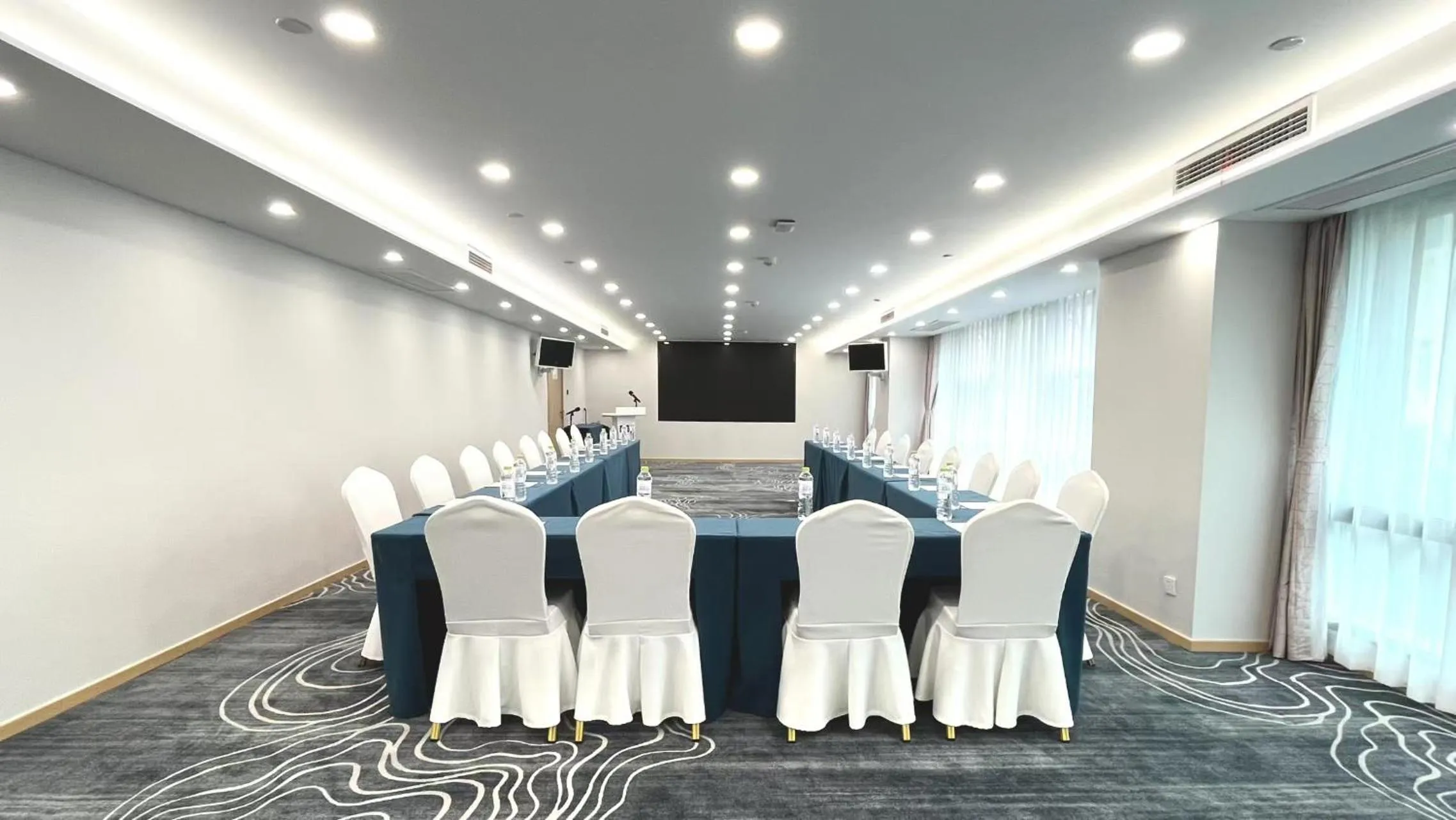 Meeting/conference room in Holiday Inn Express Qingdao City Center by IHG